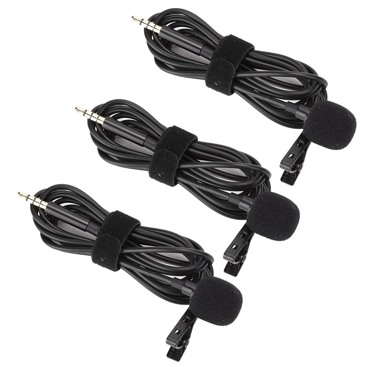 Drei schwarze Lavalier-Mikrofone mit Clips. Jedes hat eine schwarze Schaumstoffabdeckung. Kabel sind schwarz.