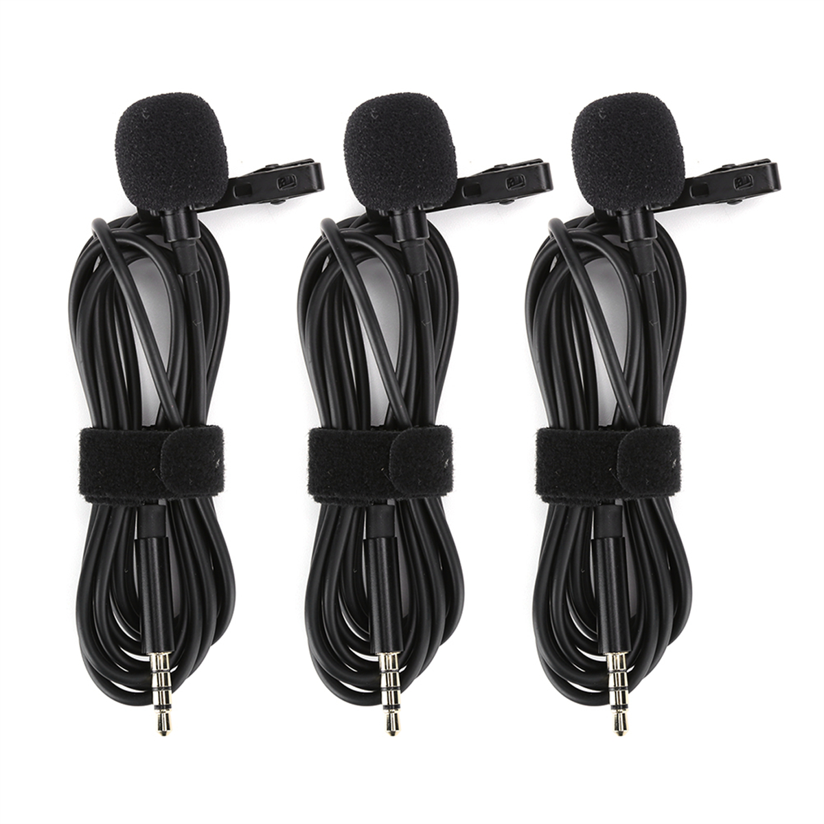 Drei schwarze Lavalier-Mikrofone mit schwarzen Kabeln und Clips, alle gebündelt und einsatzbereit.
