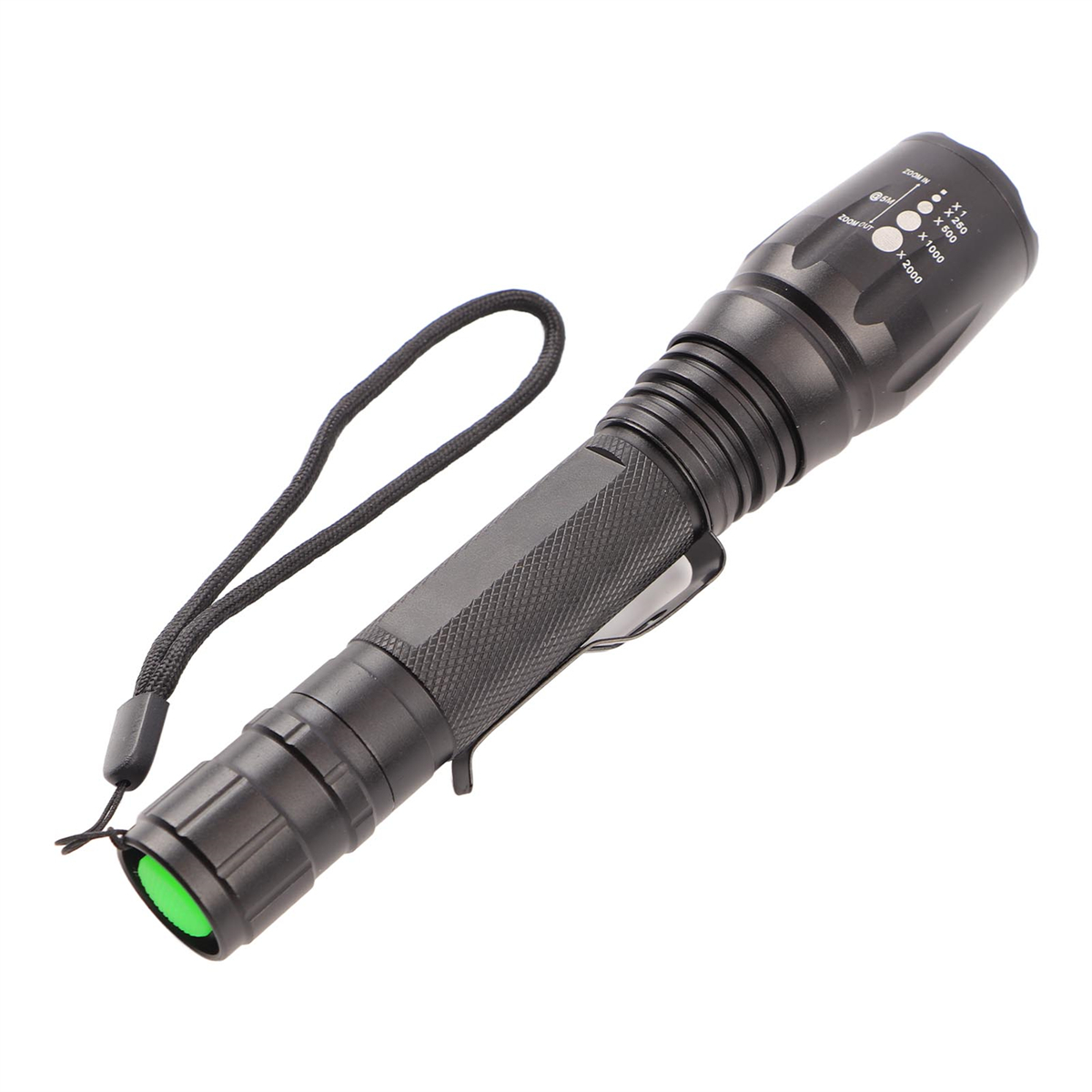 Schwarze Taschenlampe mit schwarzem Riemen, grünem Knopf und Zoomeinstellungen.