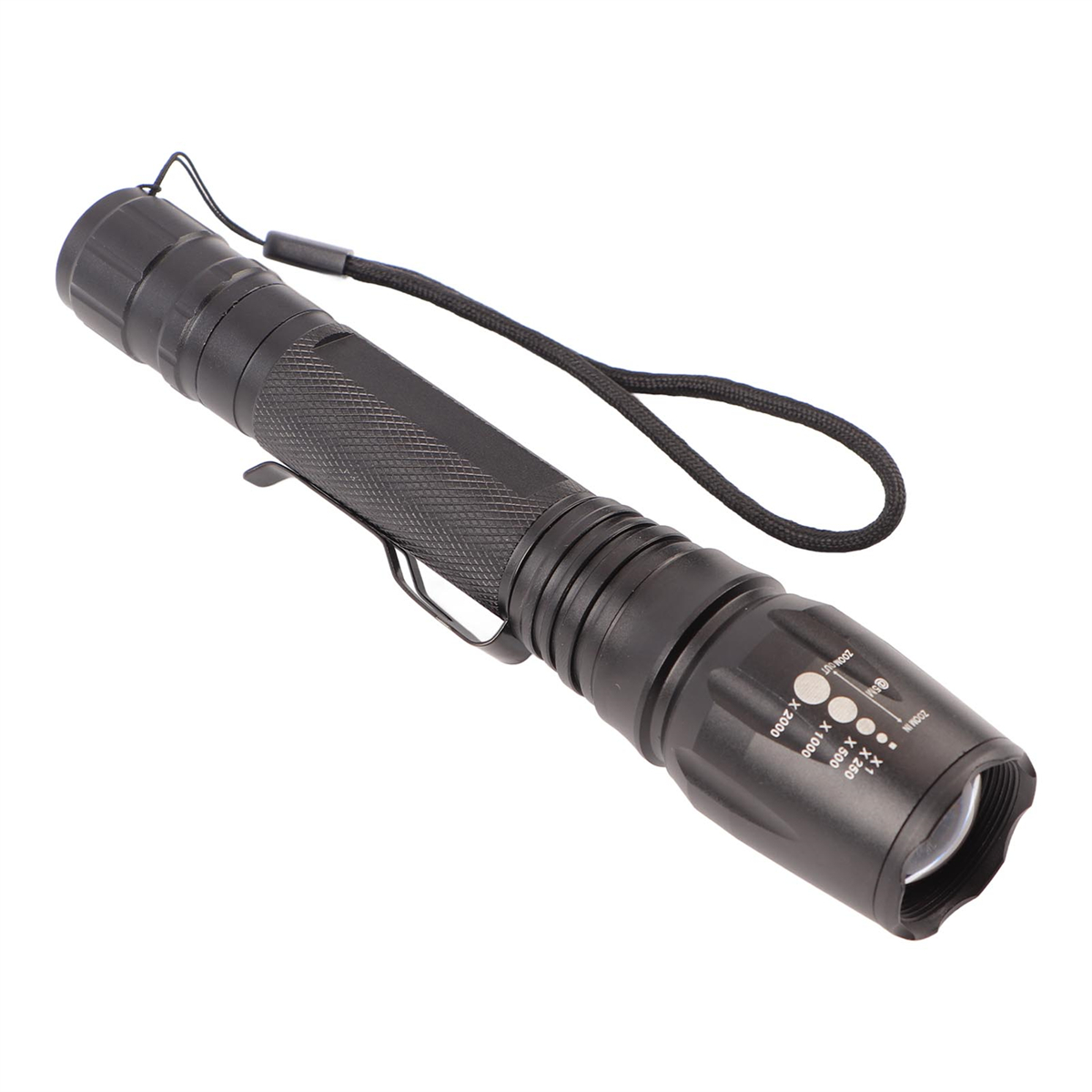 Eine schwarze Taschenlampe mit Zoomring und Handschlaufe, schräge Ansicht.