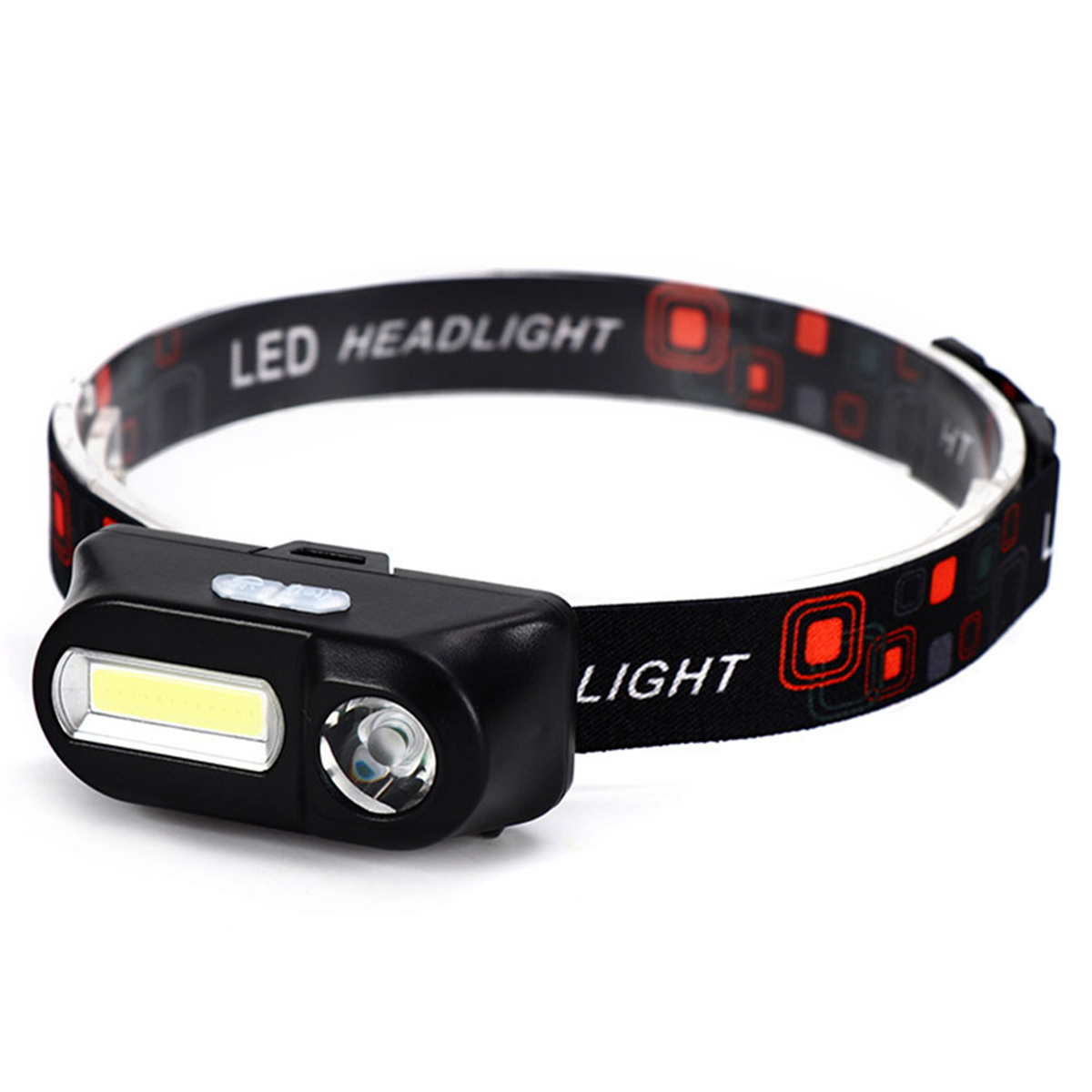 Eine schwarze LED-Stirnlampe mit rotem und schwarzem Riemen wird vor weißem Hintergrund gezeigt.