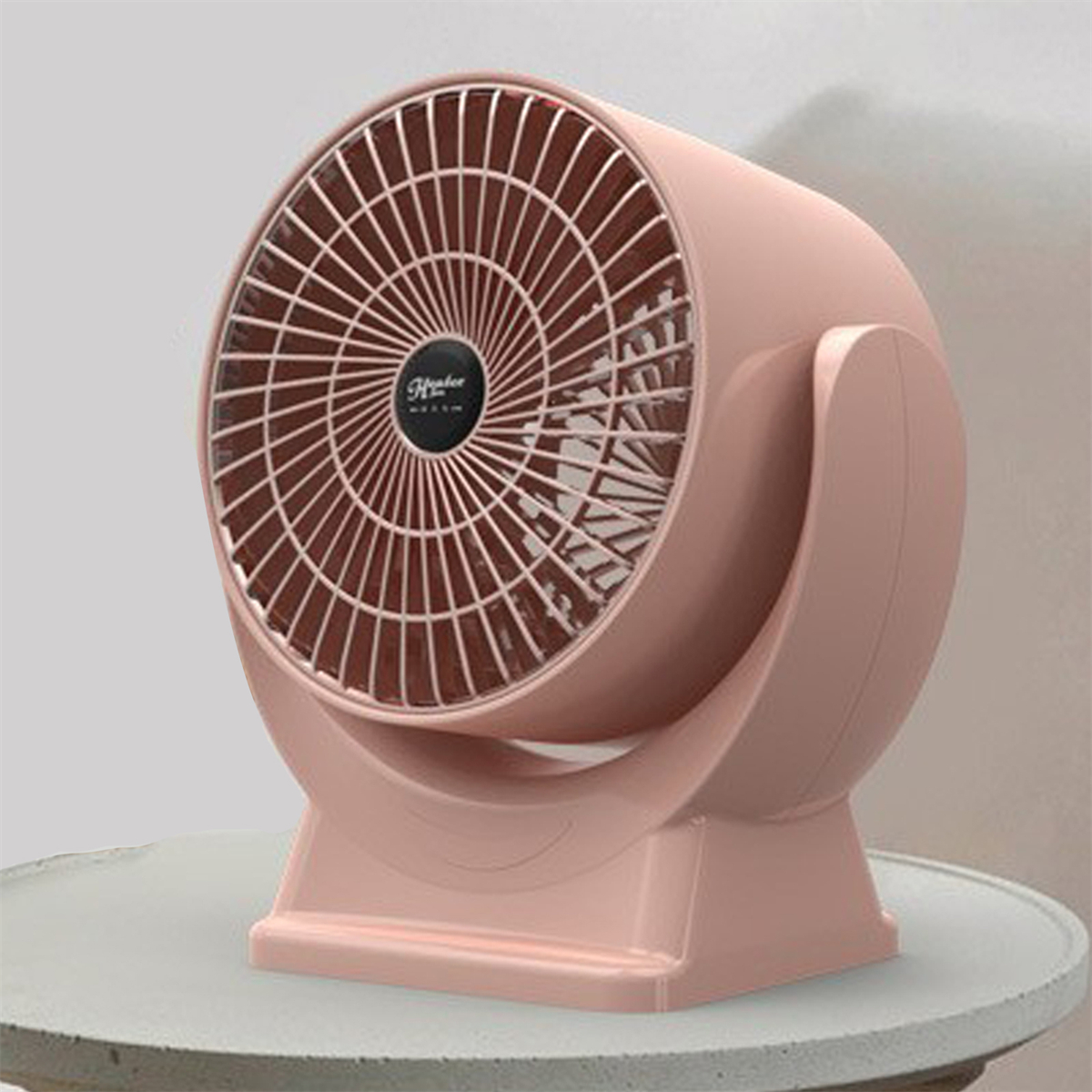 Ein rosa Ventilator mit käfigartigem Design auf einer hellbraunen Oberfläche. Der Hintergrund ist weiß.