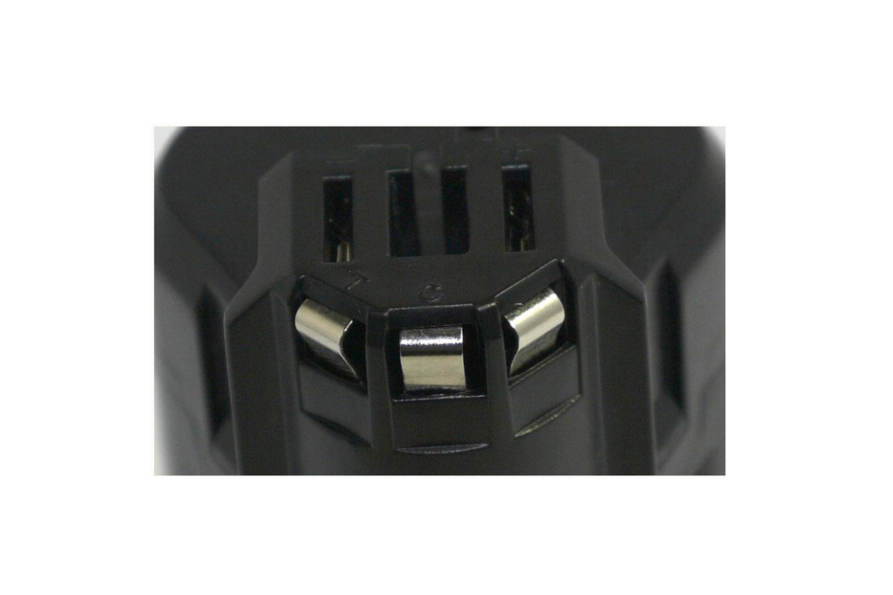 Primo piano della porta di connessione di un dispositivo elettronico nero con clip metalliche visibili.