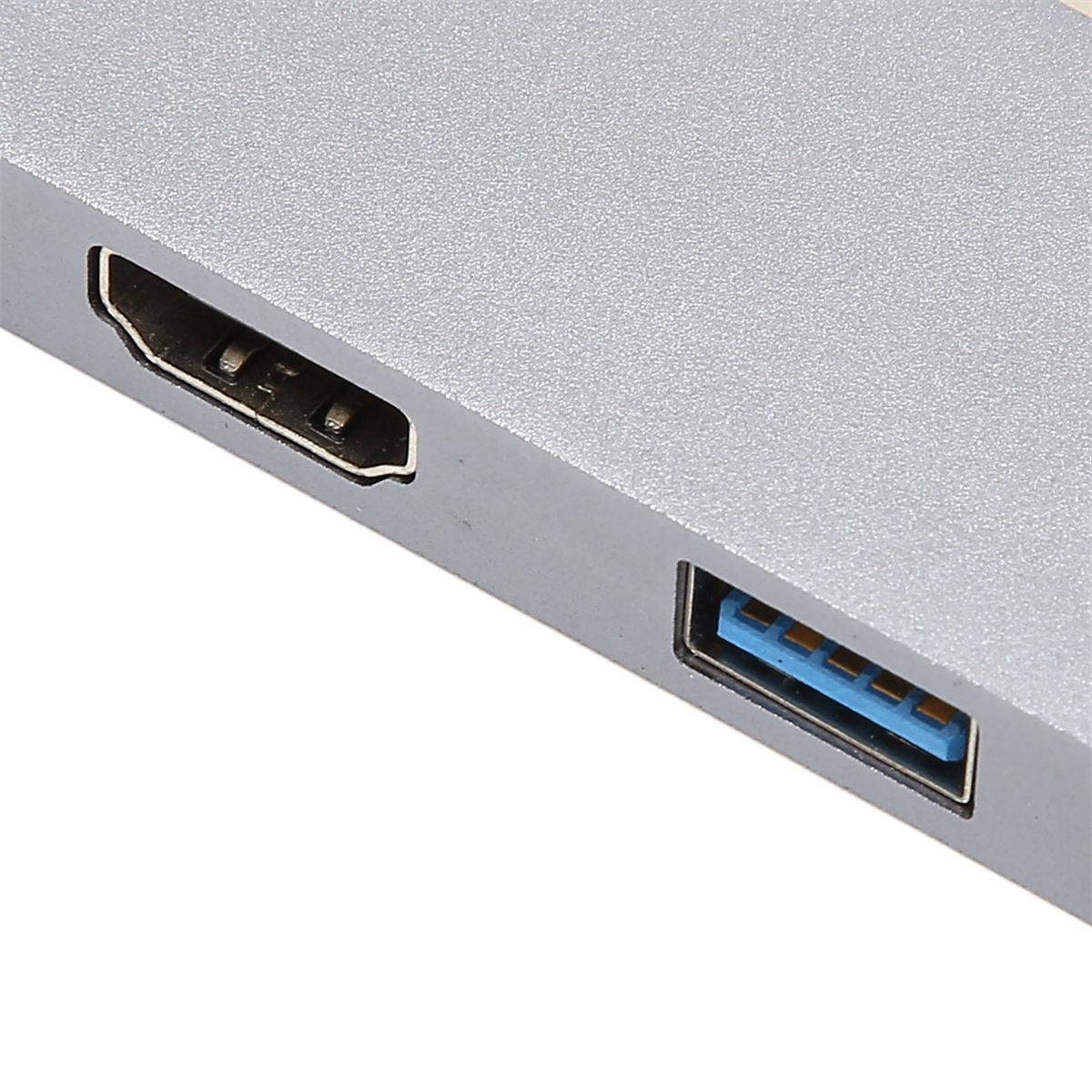 Silberner USB-Hub mit HDMI- und USB-Anschlüssen.