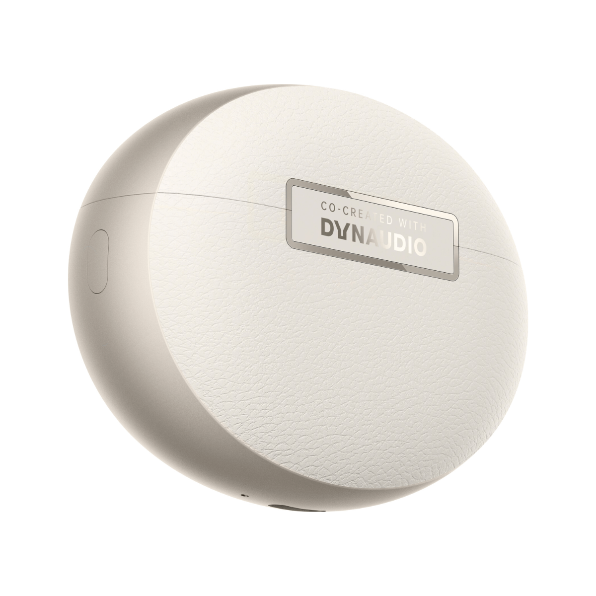 Jasny, zaokrąglony futerał ładujący słuchawki z tekstem Dynaudio na srebrnym panelu.