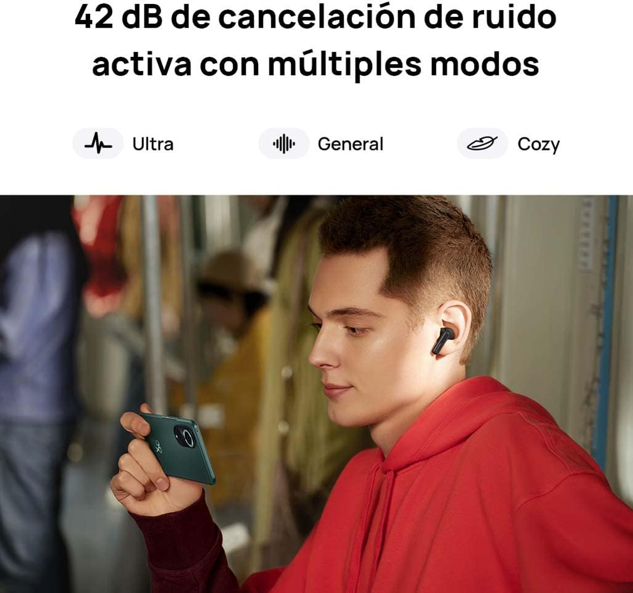 Mężczyzna w słuchawkach, trzymający telefon i patrzący w kamerę z tekstem o redukcji szumów.