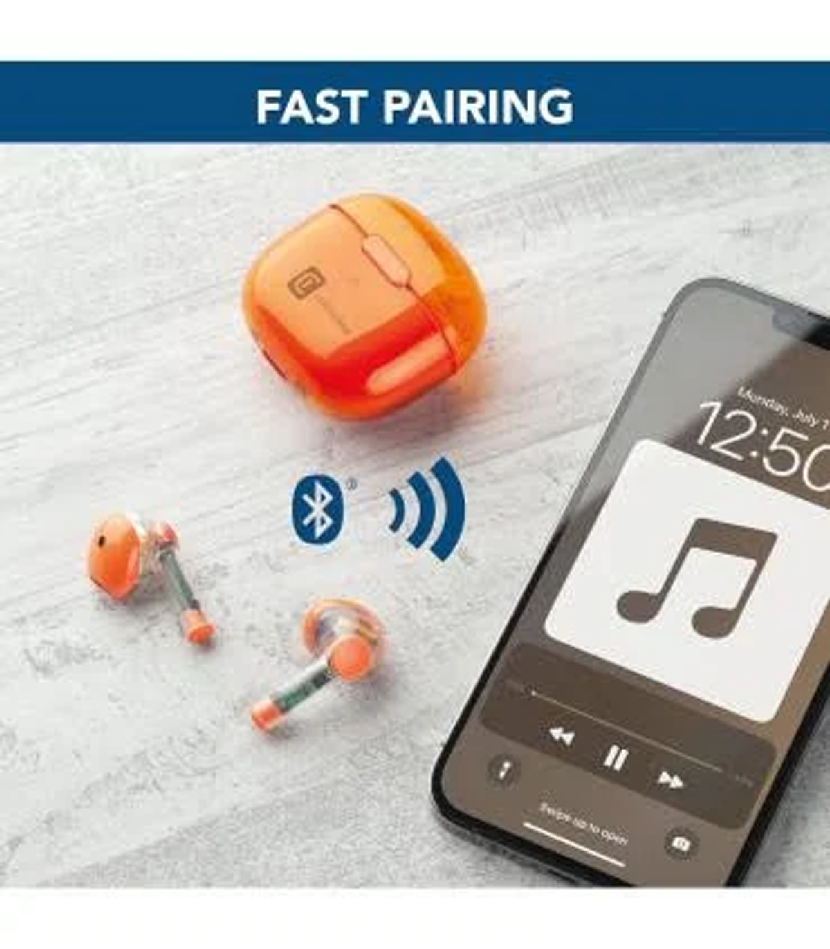 Auricolari, custodia di ricarica e un telefono che mostra un'app musicale con l'icona Bluetooth; testo di accoppiamento rapido.