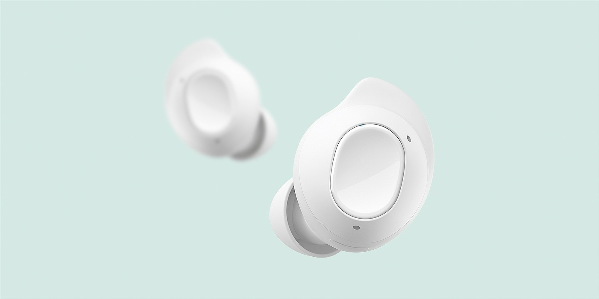Due auricolari wireless bianchi, leggermente sfocati, su sfondo azzurro.