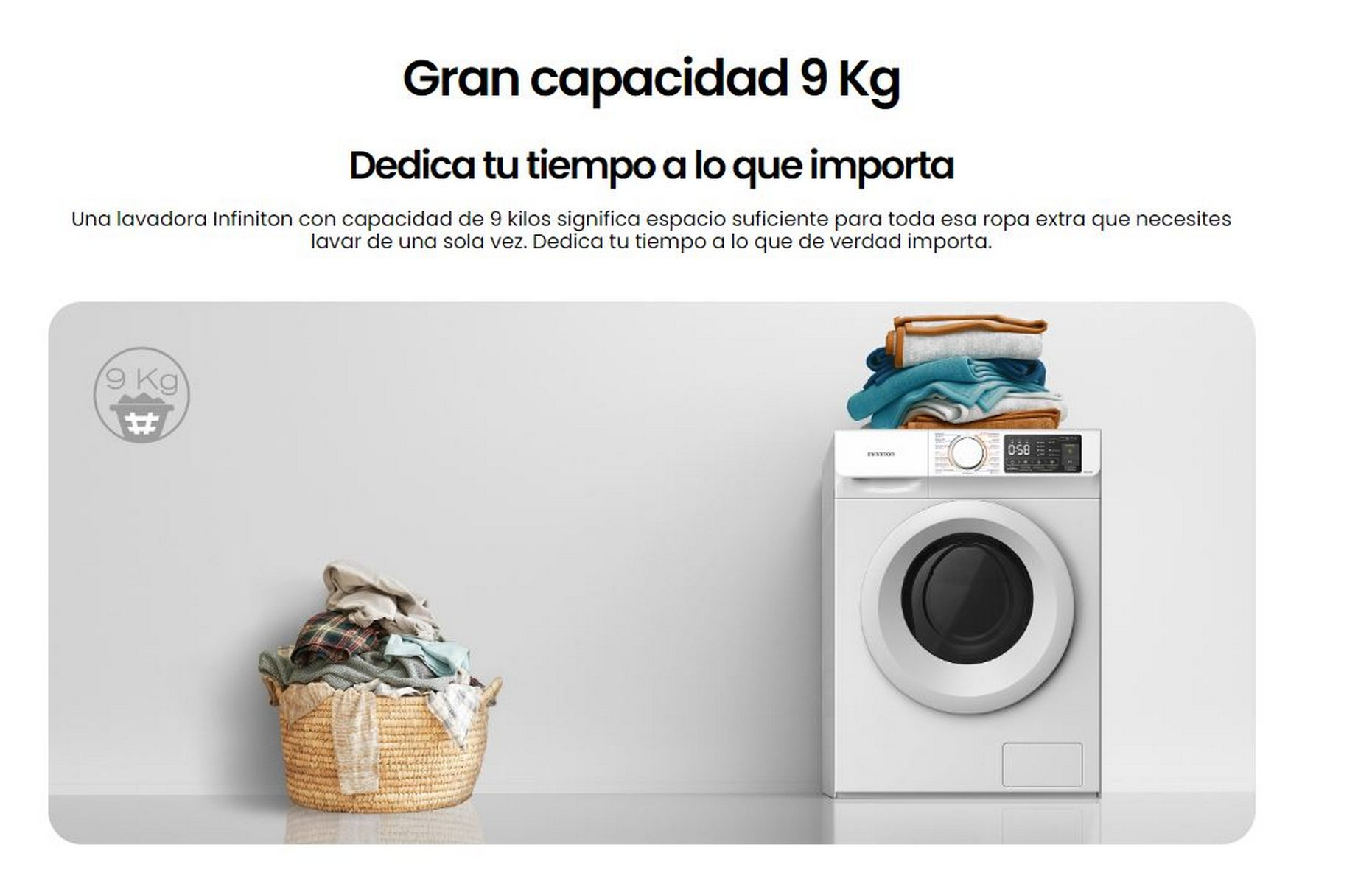 Una lavadora con ropa y una cesta de lavandería con ropa sobre un fondo blanco.