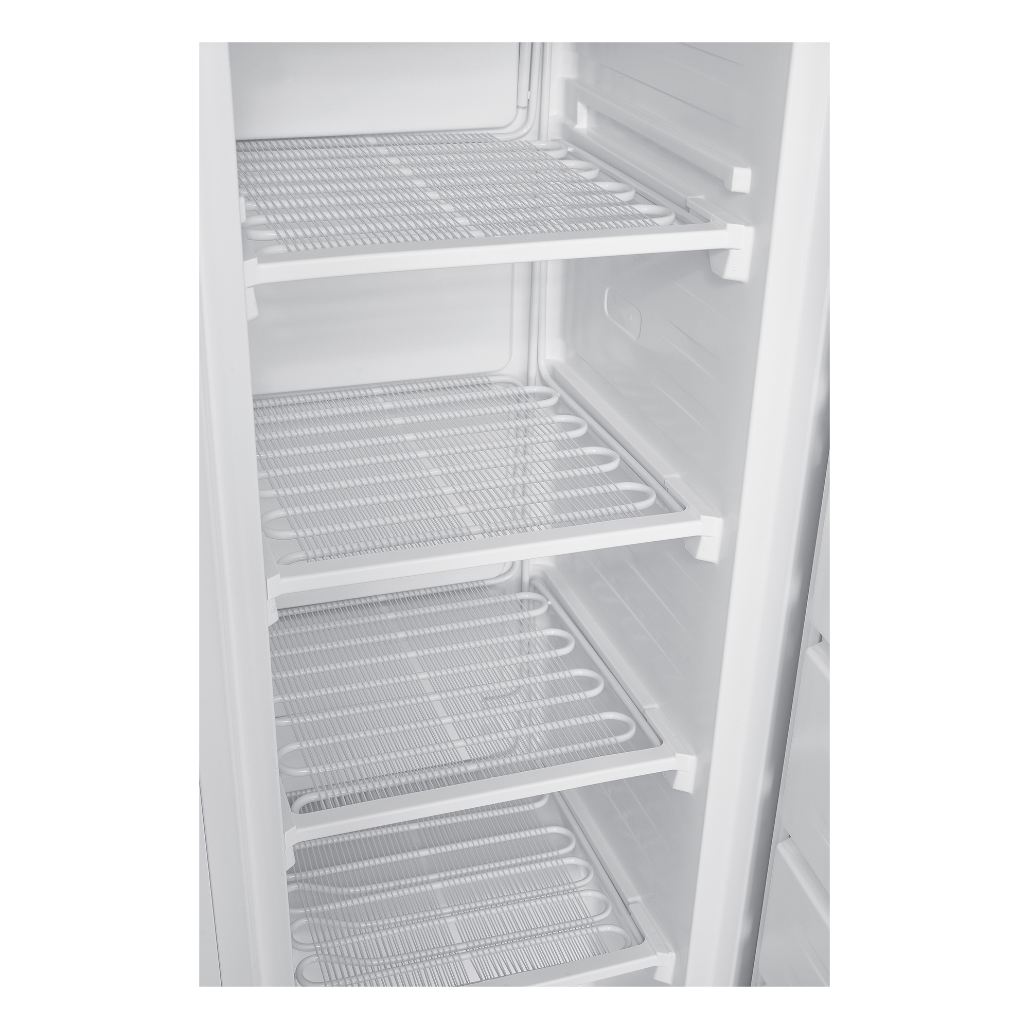 Interior de un refrigerador blanco. Hay cuatro estantes con rejillas de alambre dentro.