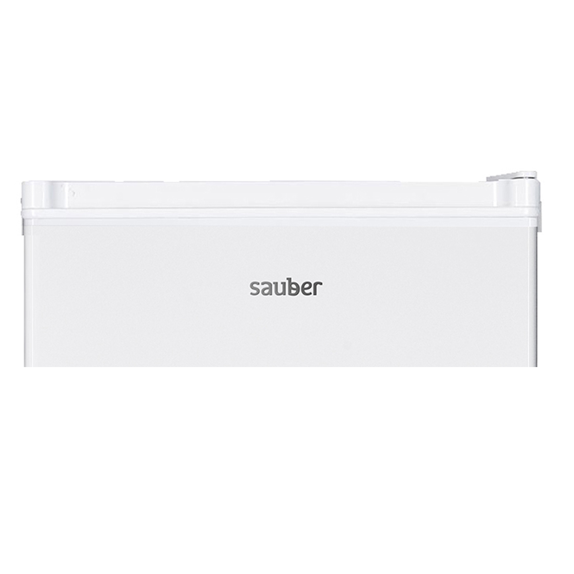 Frigorífico Sauber blanco, vista frontal, sobre fondo blanco.
