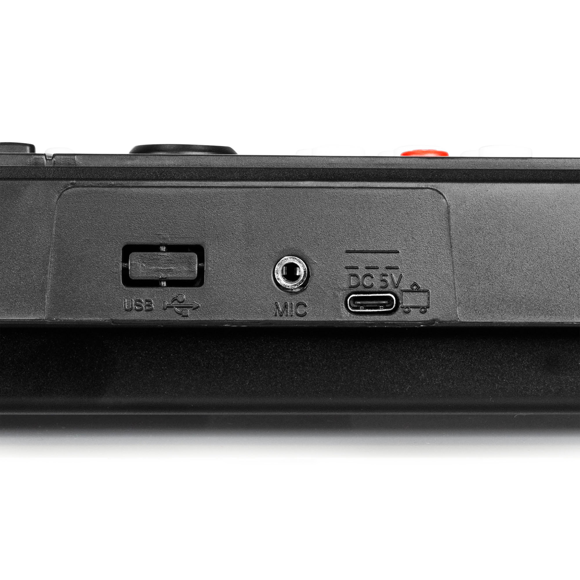 Primer plano de un dispositivo electrónico negro con puertos USB, MIC y DC 5V. Fondo blanco.