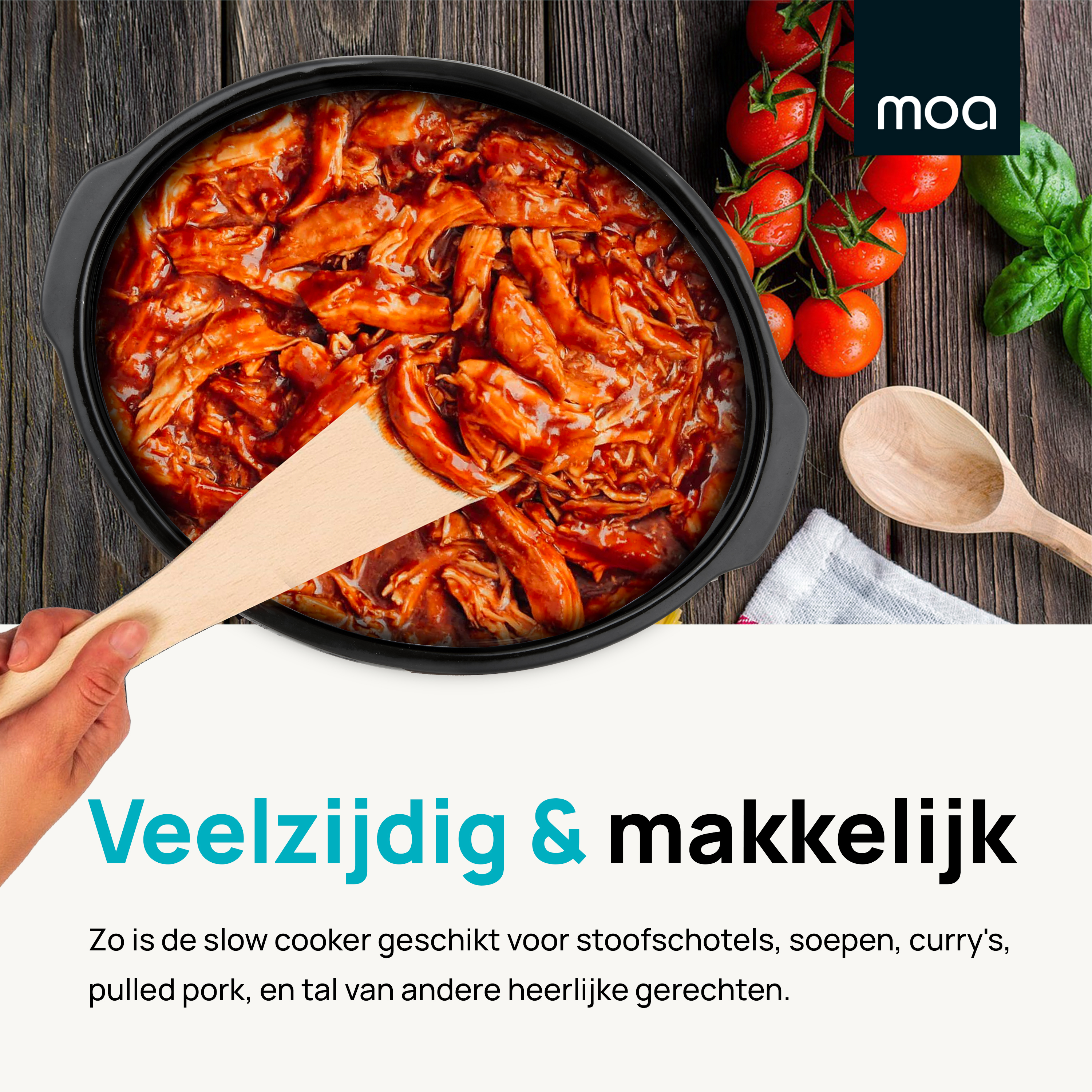 Een slowcooker met gekookt eten en een houten lepel. Tomaten en basilicum zijn in de buurt.