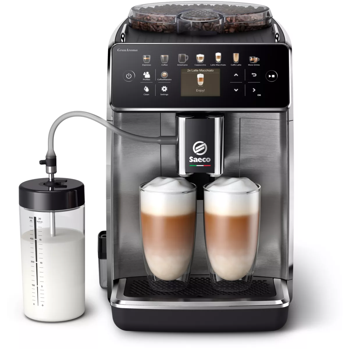 Silberne Saeco GranAroma Kaffeemaschine mit zwei Latte Macchiato-Gläsern und einem Milchbehälter.