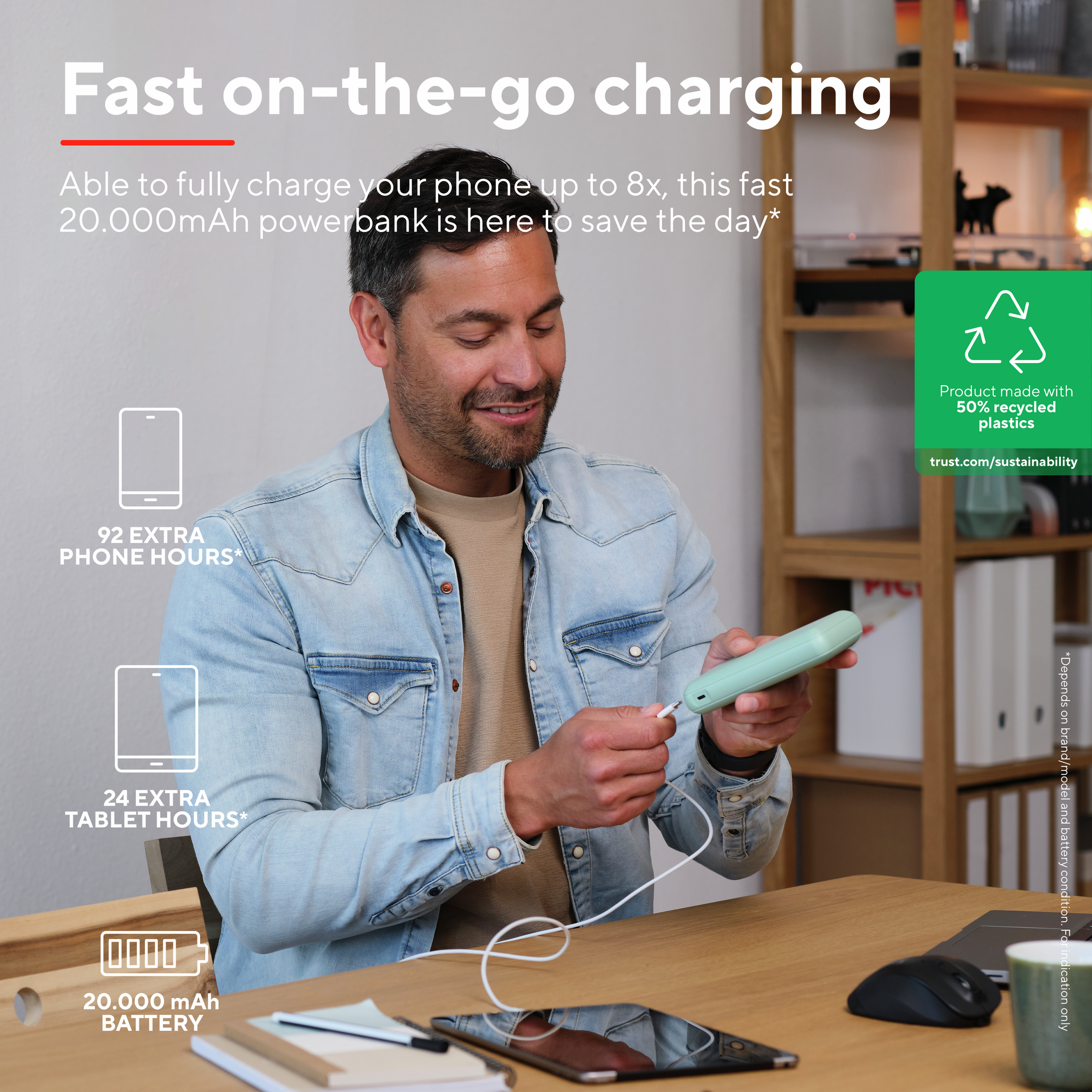 Een man die een powerbank oplaadt aan een bureau. Tekst over telefoon- en tableturen.