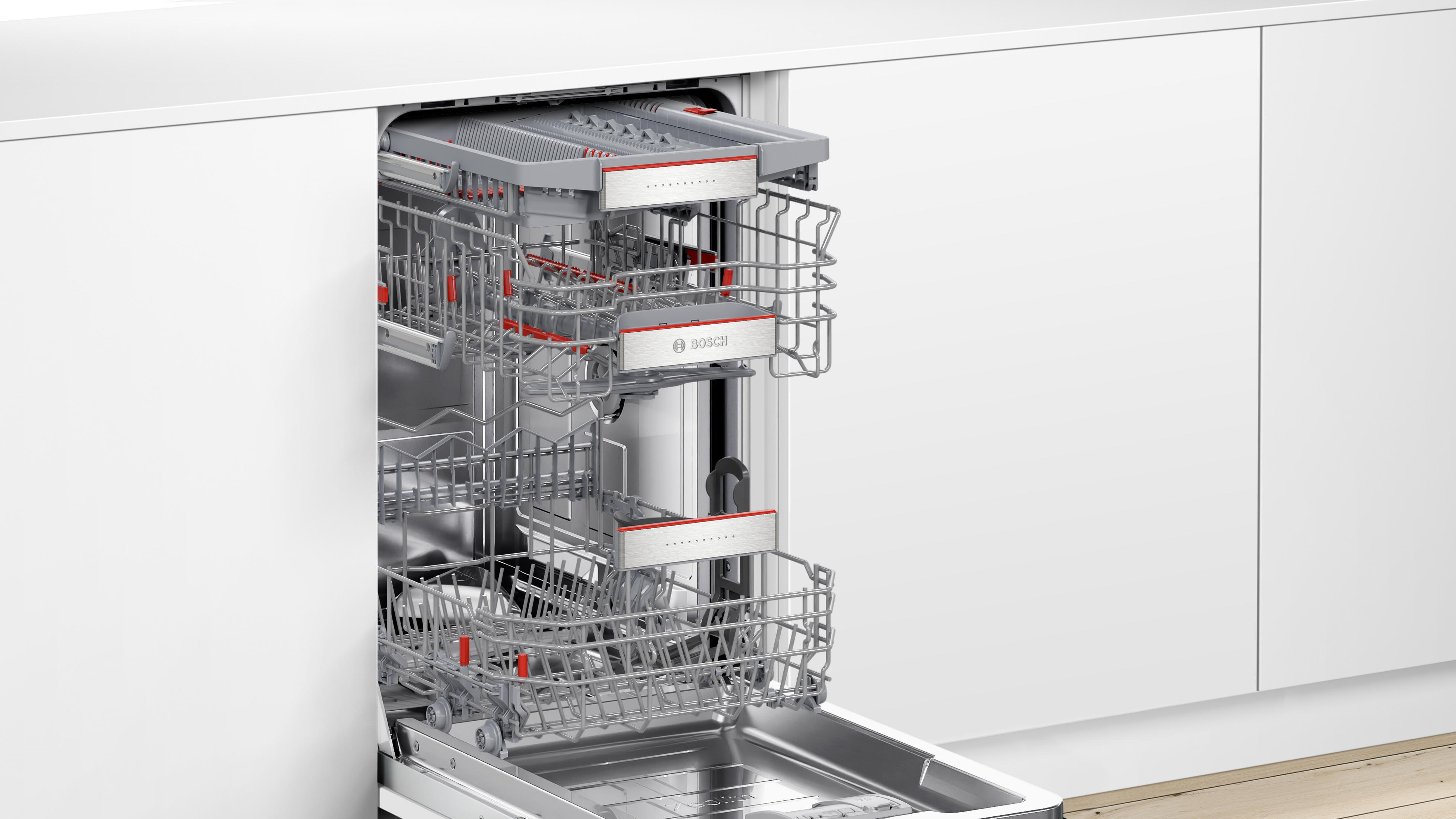 Otwarta zmywarka z trzema koszami. Wnętrze jest ze stali nierdzewnej, a drzwi są białe.