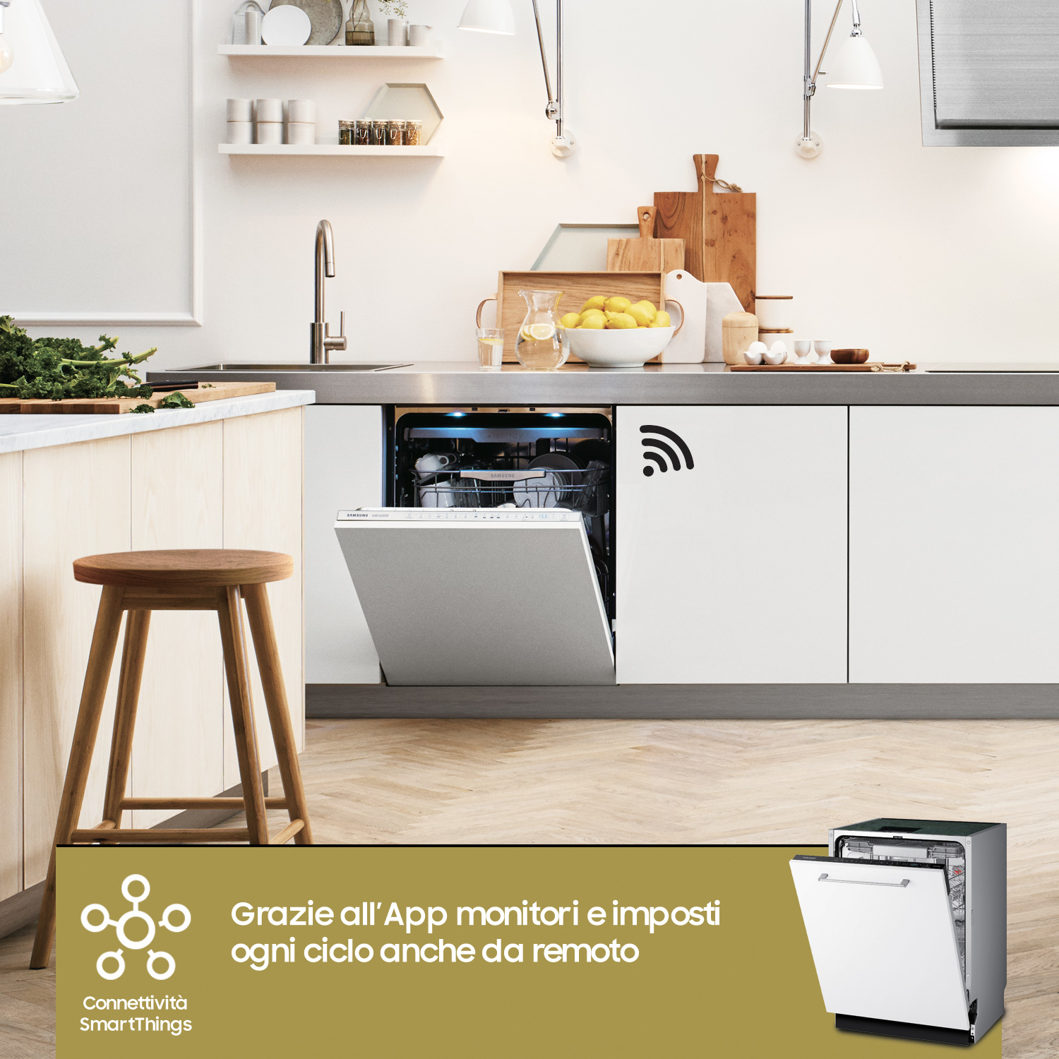Cucina bianca con lavastoviglie. Lavastoviglie aperta con testo sulla funzionalità dell'app.