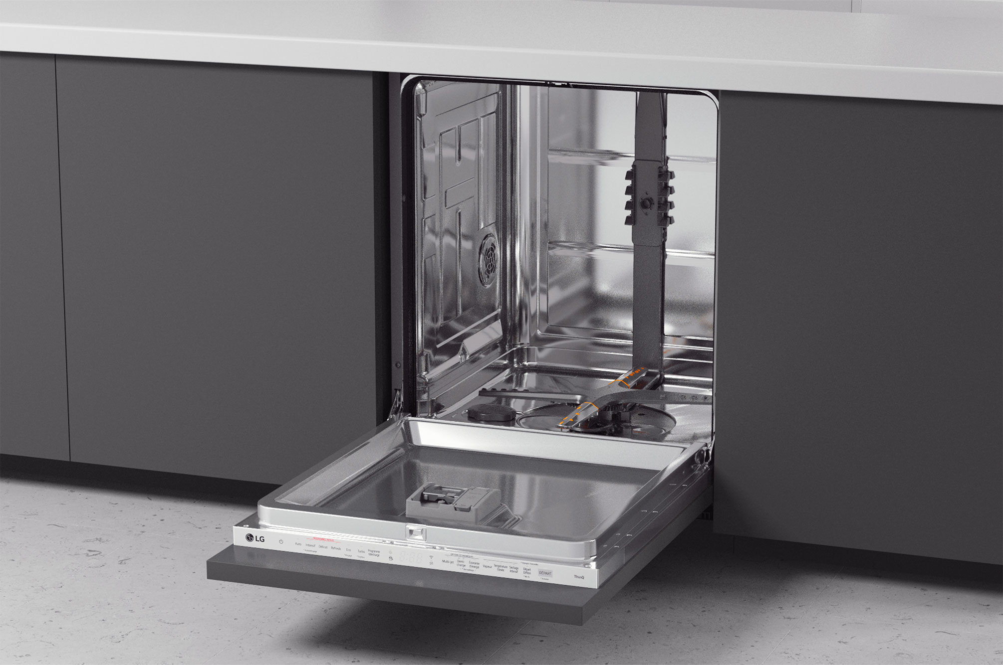 Lavastoviglie con porta aperta. Interno in acciaio inox, armadi scuri. Pannello argento. Ambiente cucina.