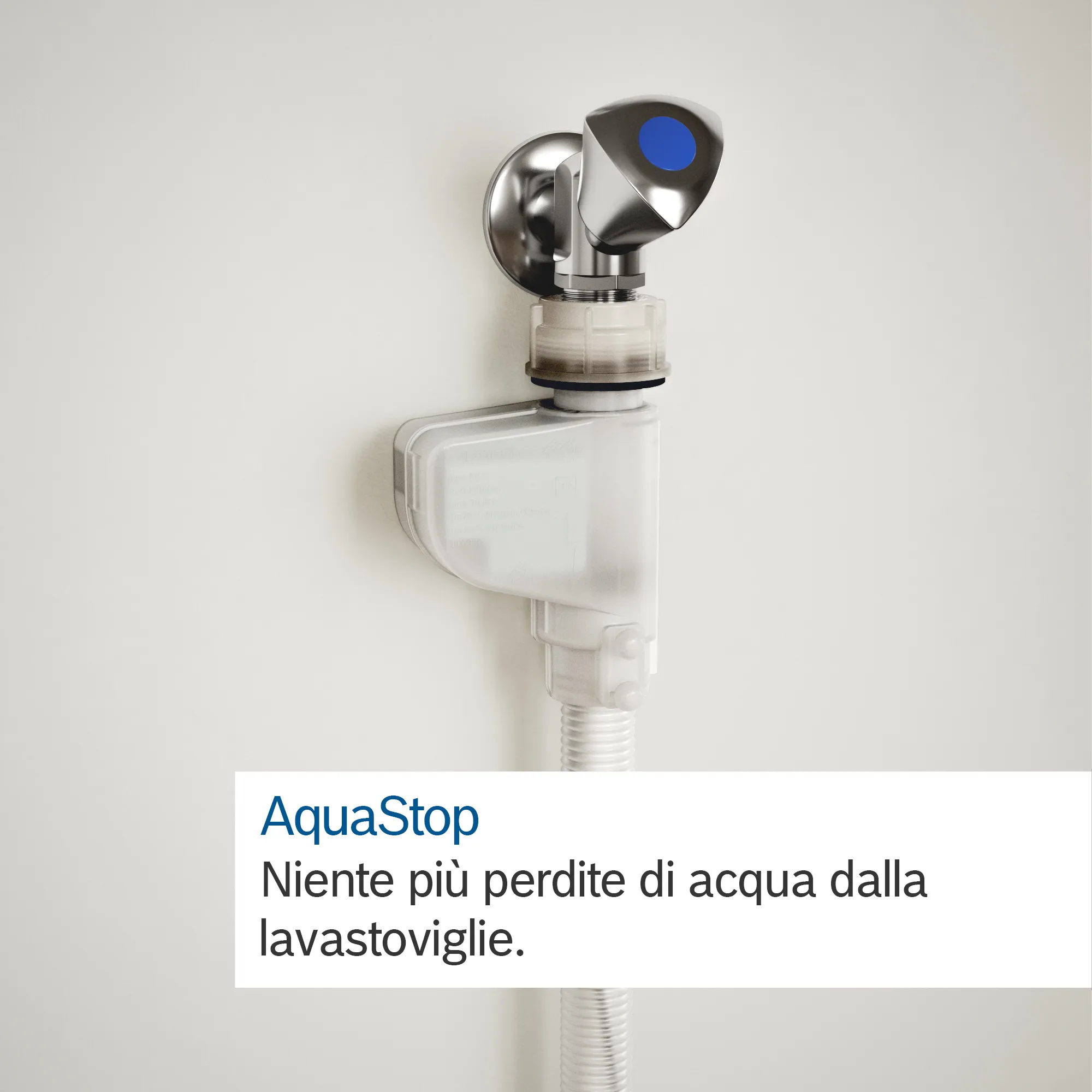Una valvola AquaStop bianca a parete con un pulsante blu.