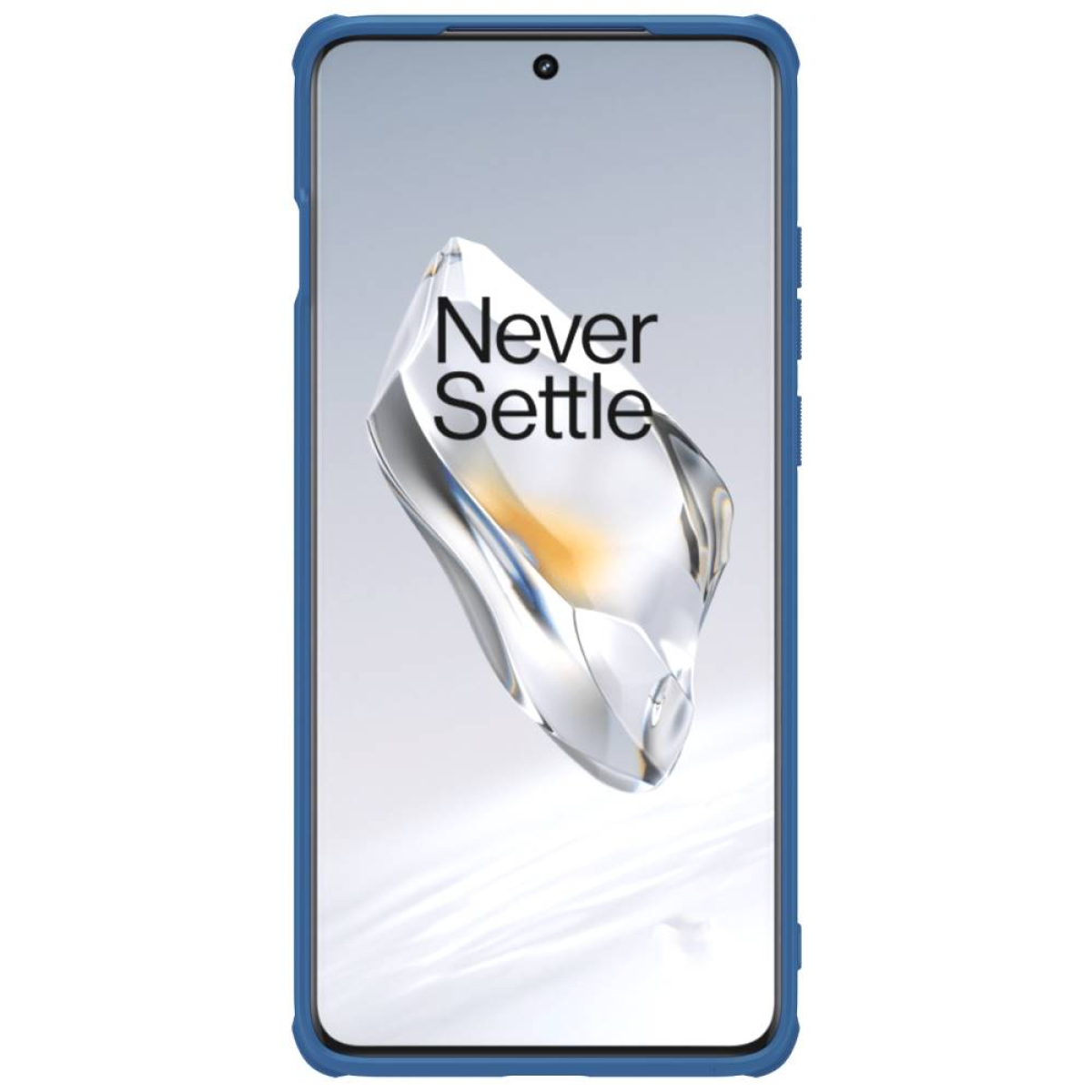 Ein Smartphone in einer blauen Hülle, das den Bildschirm mit dem Text 'Never Settle' zeigt.