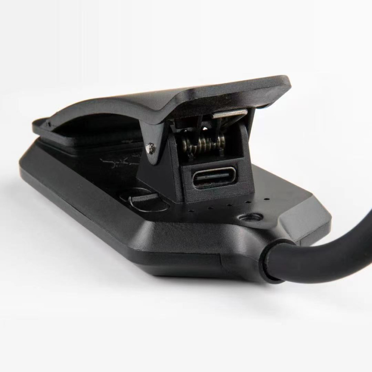 Czarna lampka do czytania z klipsem z portem USB. Ma elastyczną szyję.