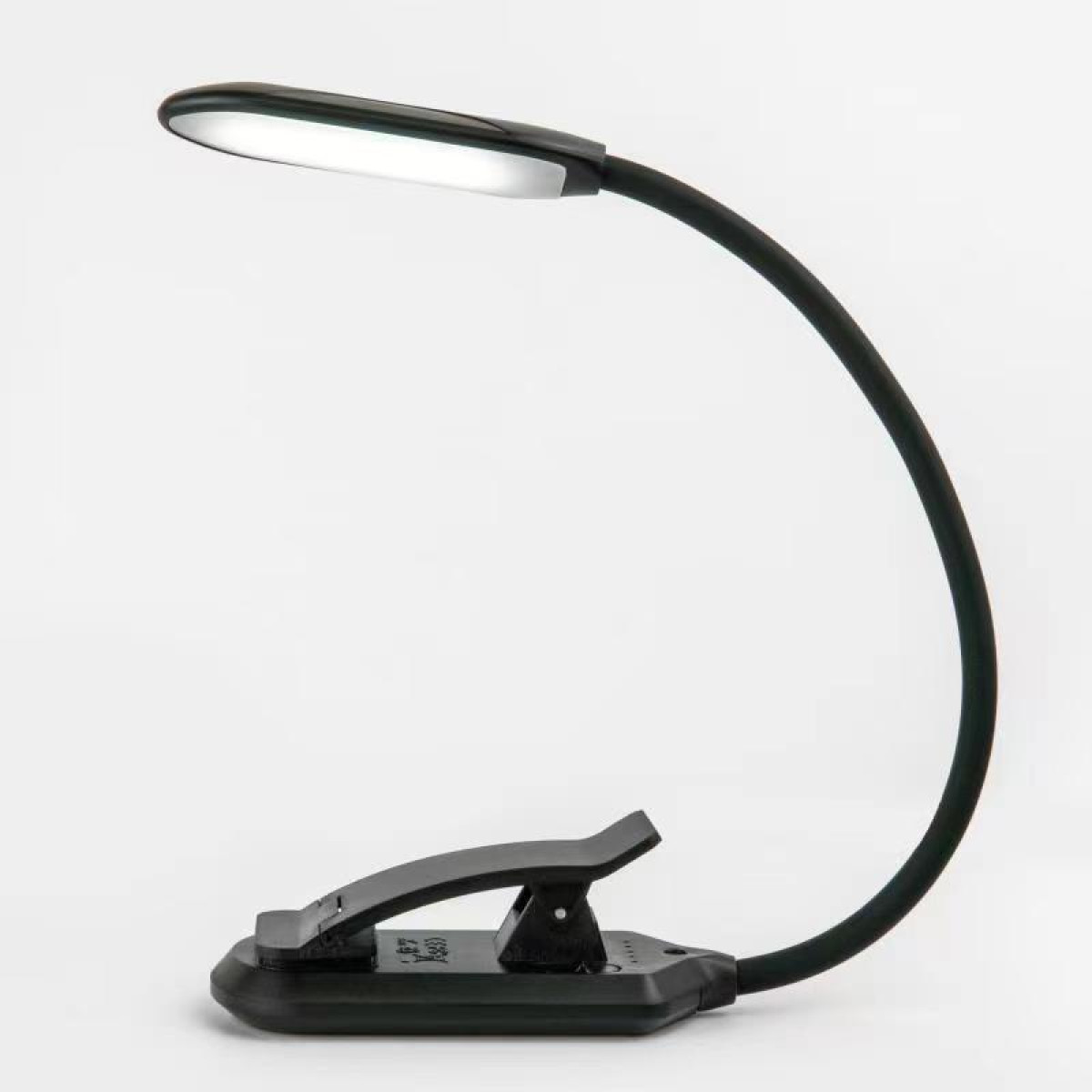 Czarna lampka do czytania z klipsem. Elastyczna szyja. Białe światło. Czarna podstawa. Białe tło.