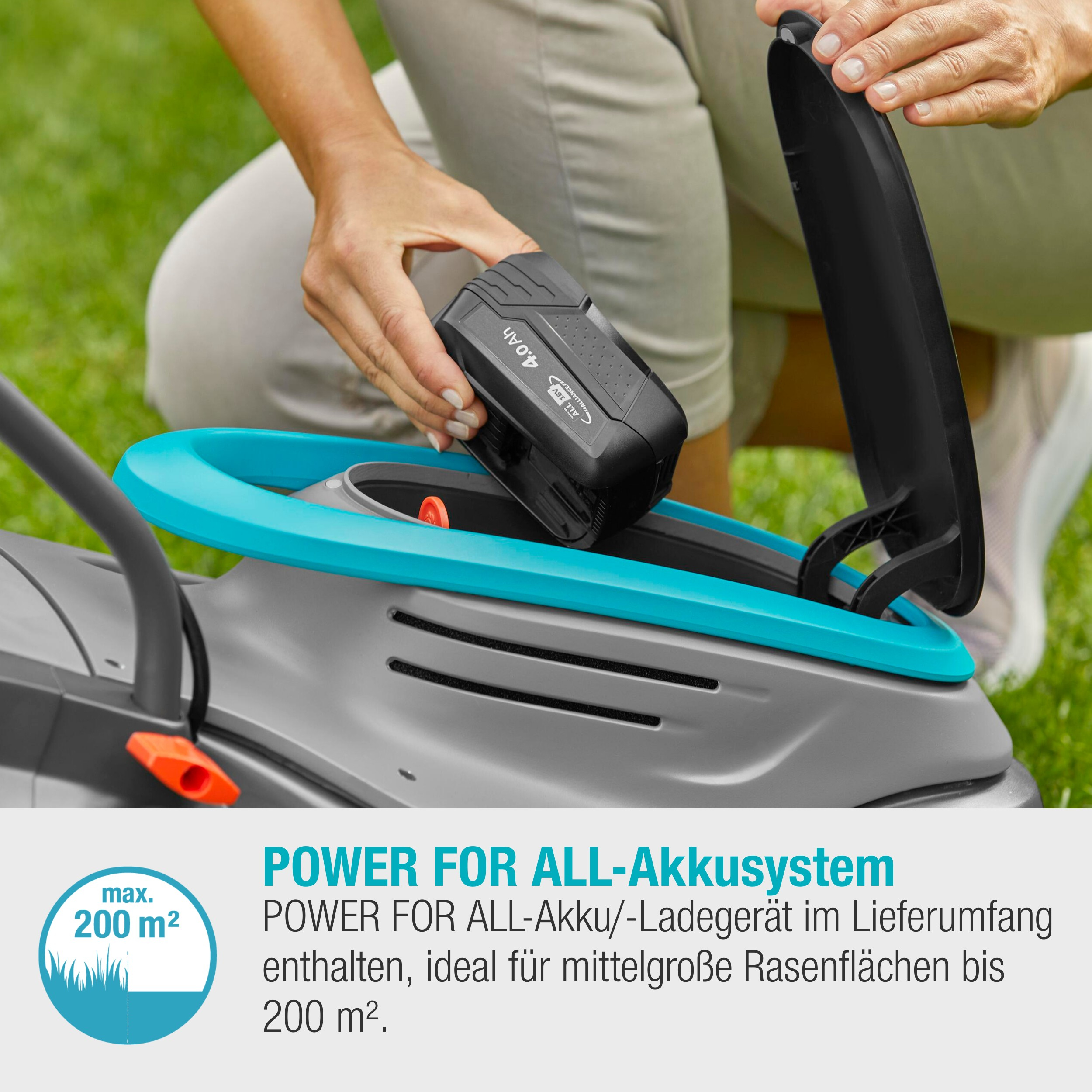 Person fügt einer Rasenmäher-Batterie hinzu. Der Rasenmäher ist grau und blaugrün. Text: 'POWER FOR ALL-Akkusystem'.