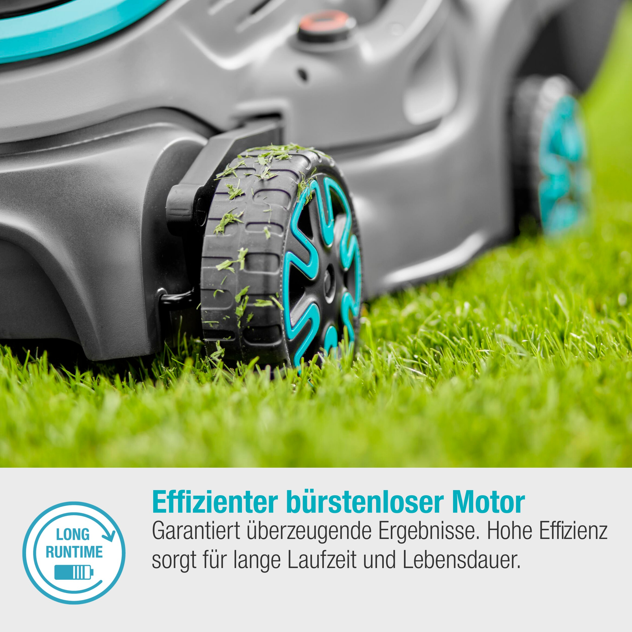 Nahaufnahme eines Rasenmäherrads auf grünem Gras, mit Text über den Motor.