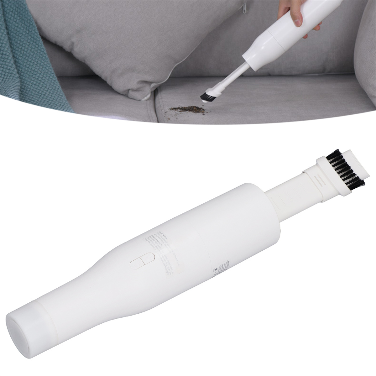 Weißer Handstaubsauger reinigt eine Couch. Kleine Ablagerungen sichtbar. Weißer Hintergrund.