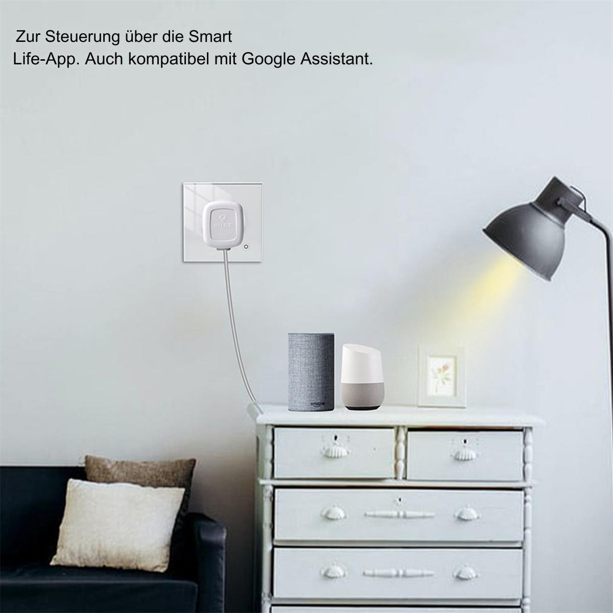 Smart-Stecker an Steckdose; Smart Speaker und Google Home Mini auf einem Schrank.