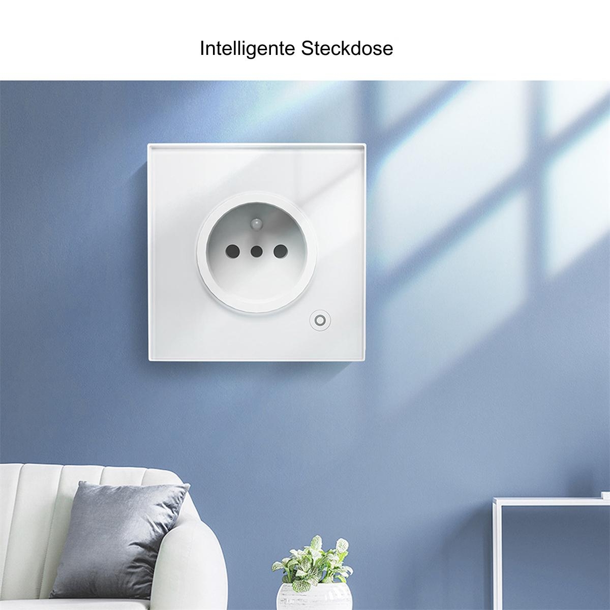 Weiße intelligente Steckdose an blauer Wand, mit Sofa und Pflanze. Die Steckdose hat 3 Löcher und einen Knopf.