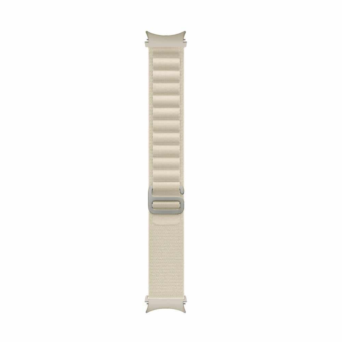 Beiges Armband mit silberner Schnalle, auf weißem Grund.