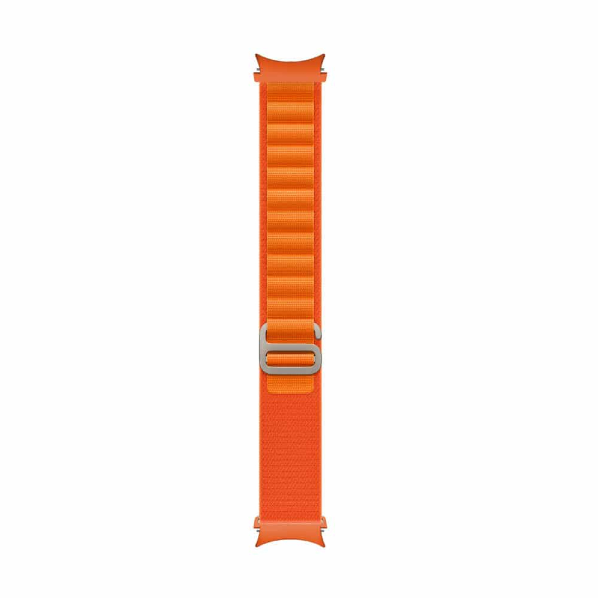 Oranges Uhrenarmband mit silberner Schnalle. Weißer Hintergrund.