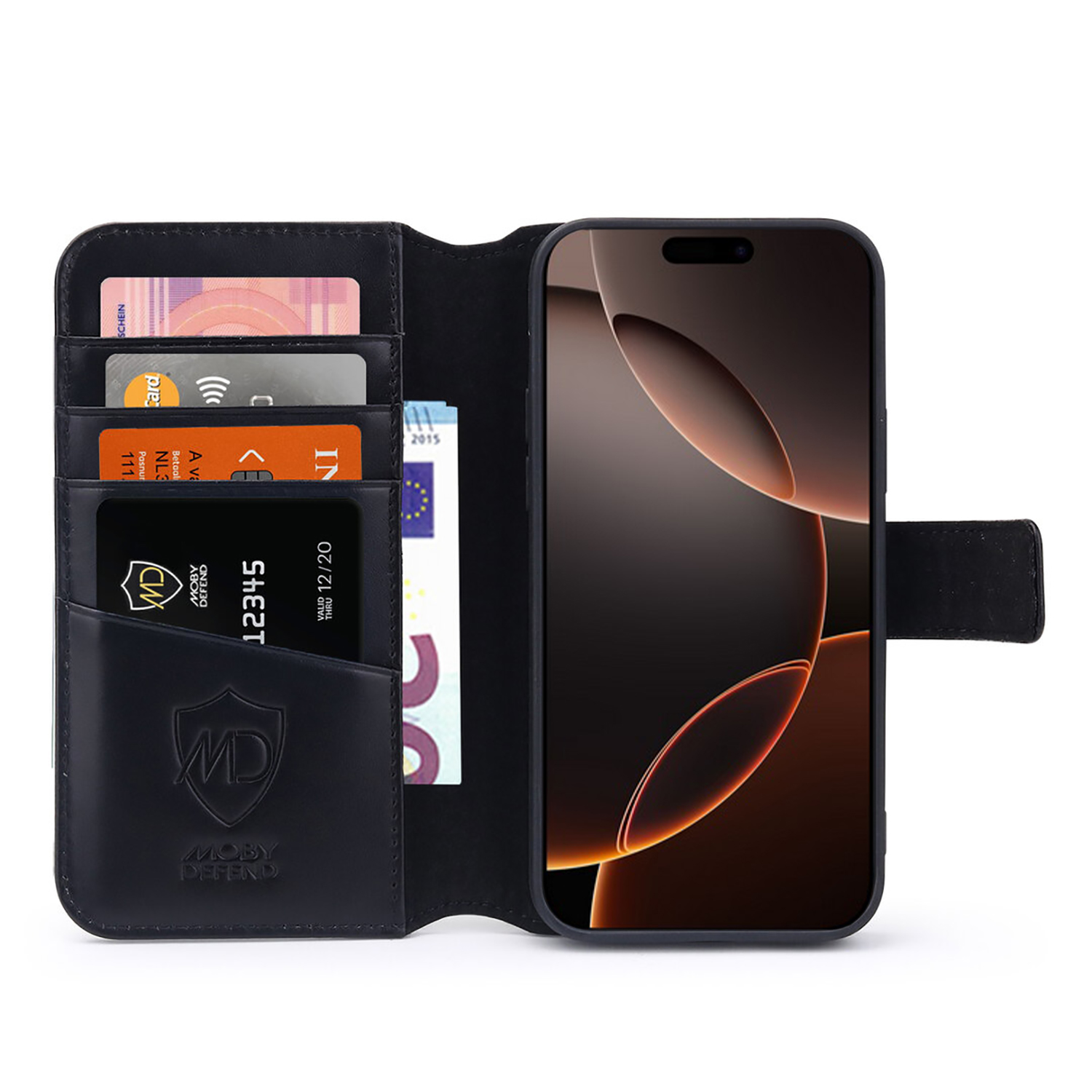 Étui portefeuille en cuir noir avec cartes et smartphone. Ouvert, montrant cartes et écran.