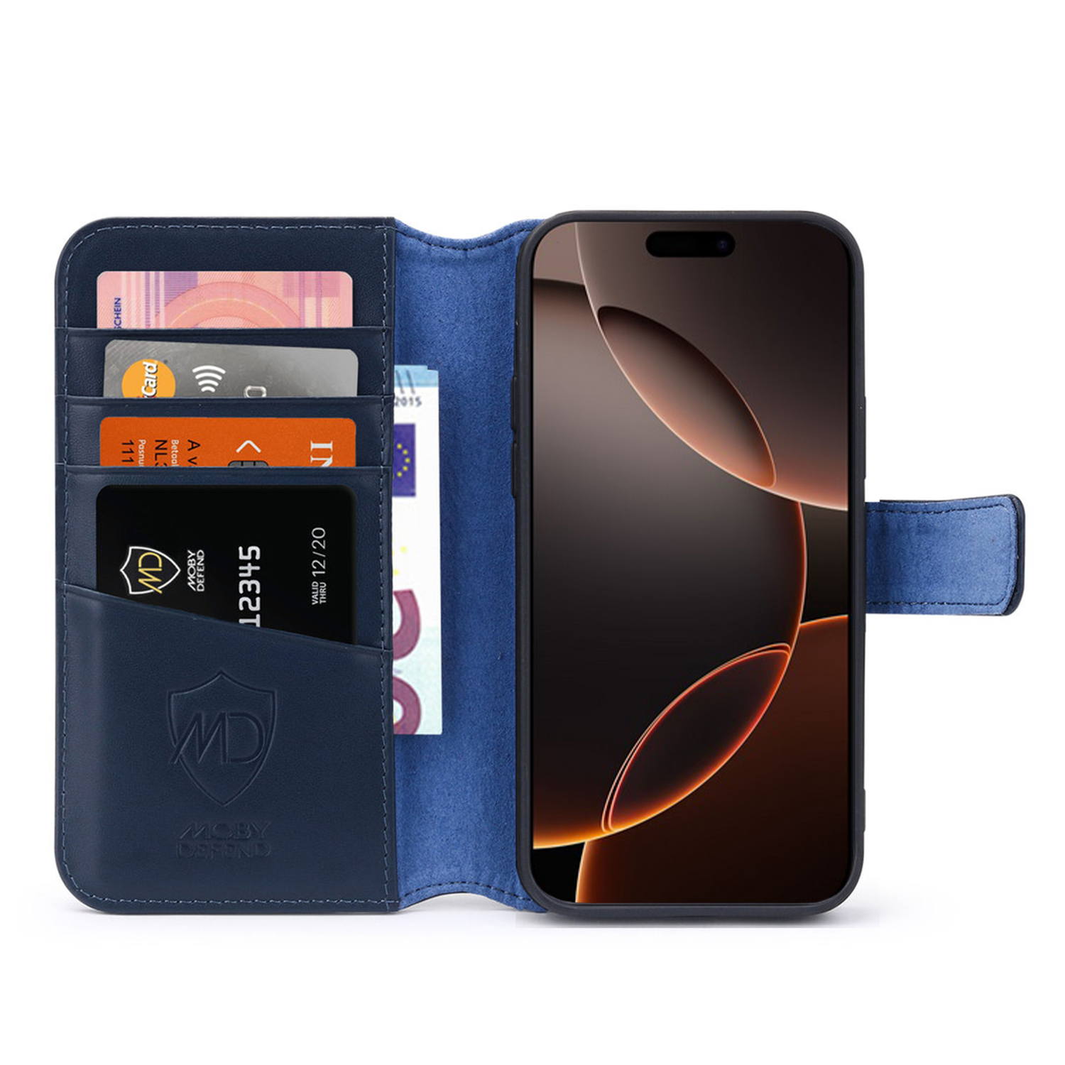 Portefeuille de téléphone en cuir bleu ouvert montrant des cartes, de l'argent et un téléphone. Gros plan sur fond blanc.