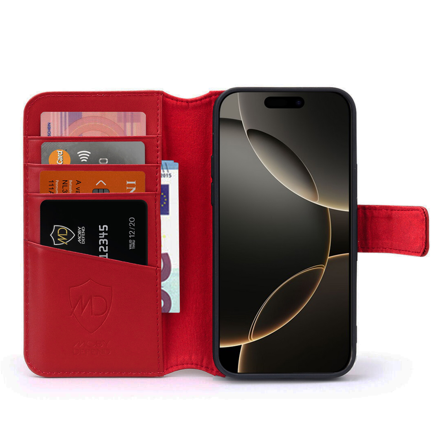 Rode leren telefoonhoes met kaarten en telefoon erin. Kaarten hebben tekst en logo's.
