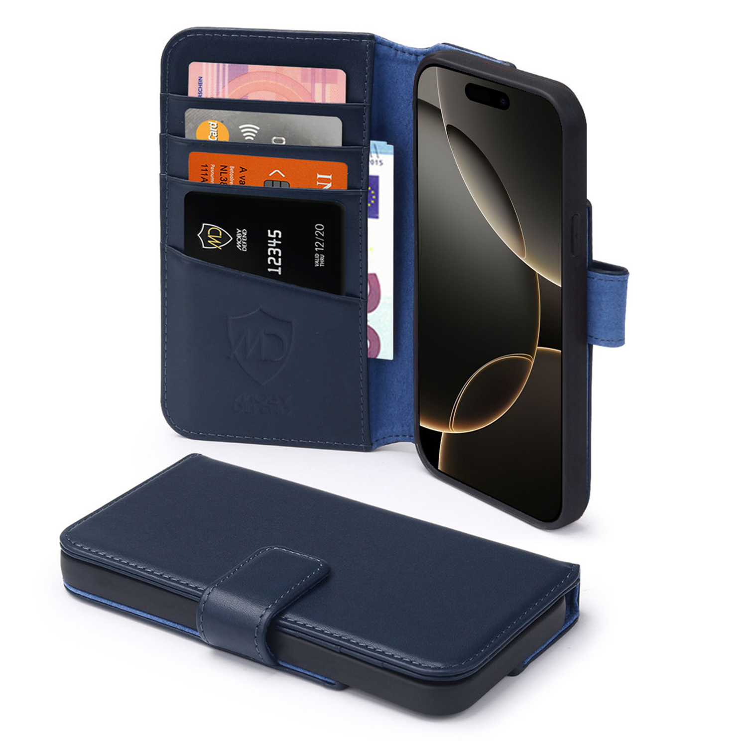 Blauwe telefoonhoes met open kaartvakken. Telefoon toont scherm. Achtergrond is wit.