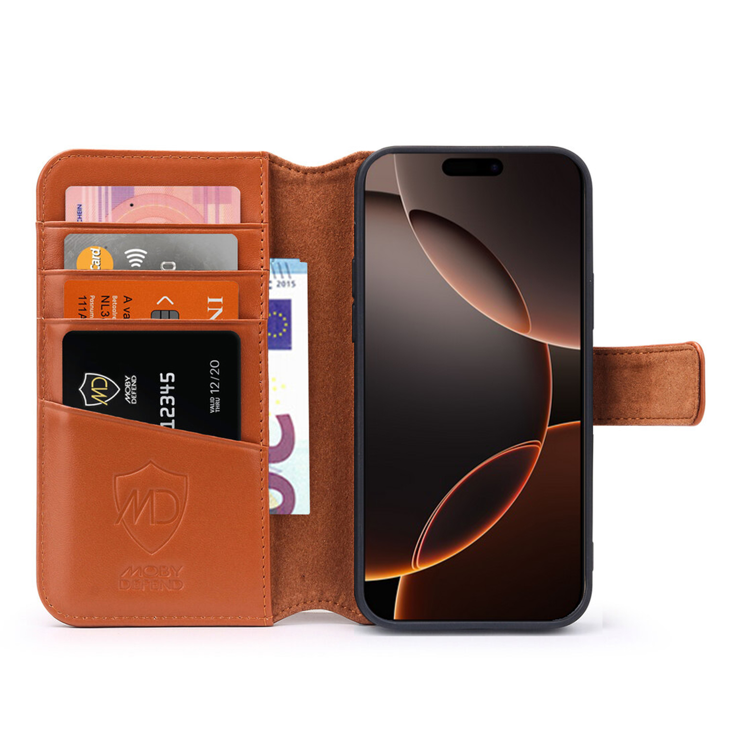 Étui de téléphone en cuir marron ouvert pour montrer des cartes et un téléphone. Fond blanc.