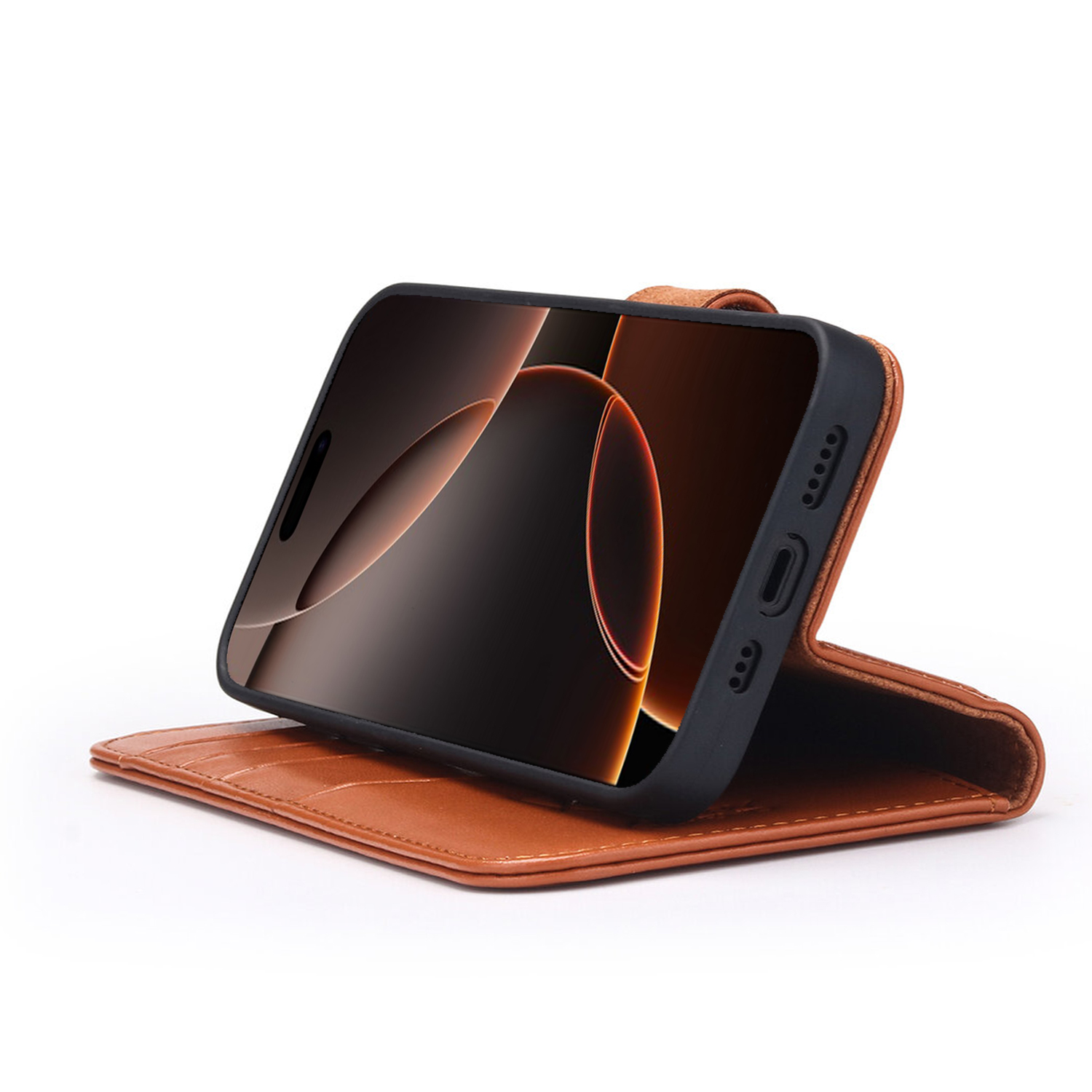 Étui de téléphone marron avec téléphone à l'intérieur, sur surface blanche. Étui ouvert.