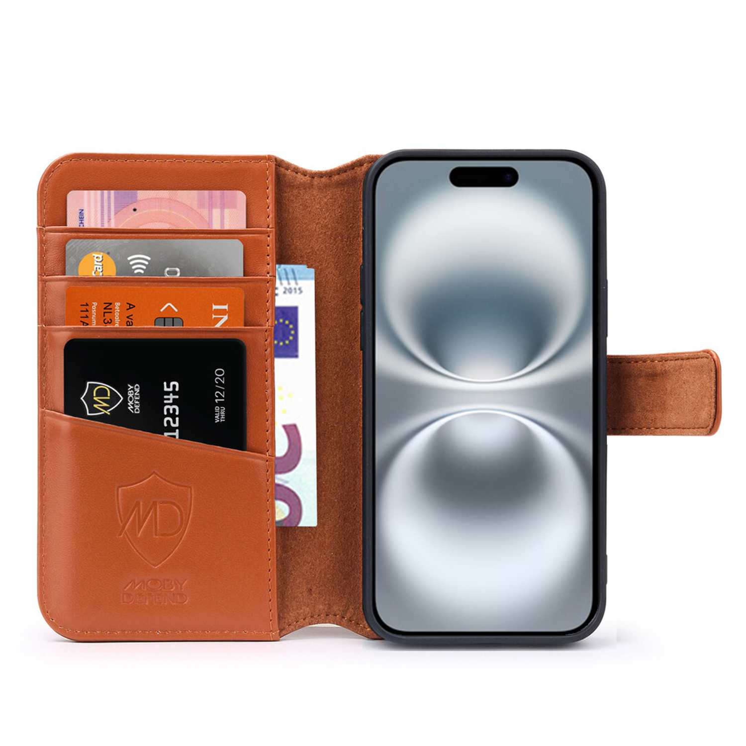 Bruin leren telefoonportemonnee open met kaarten, contant geld en een telefoon. Close-up met witte achtergrond.
