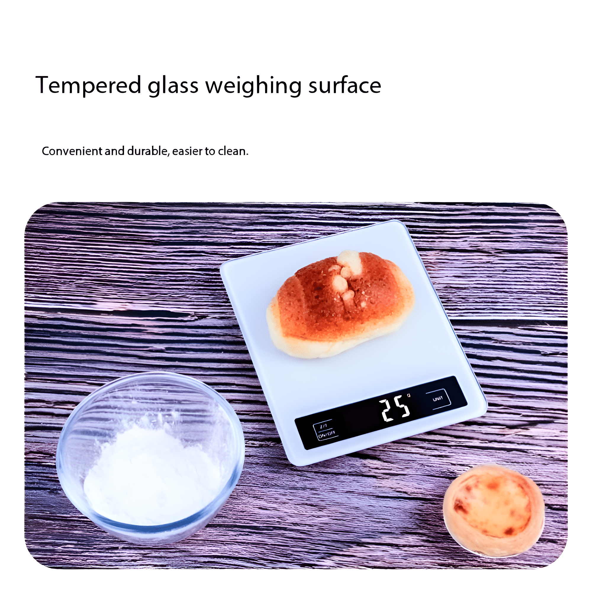 Eine weiße Waage mit einem Brötchen, einer Schüssel mit Mehl und einem Gebäck. Auf einem Holztisch platziert.