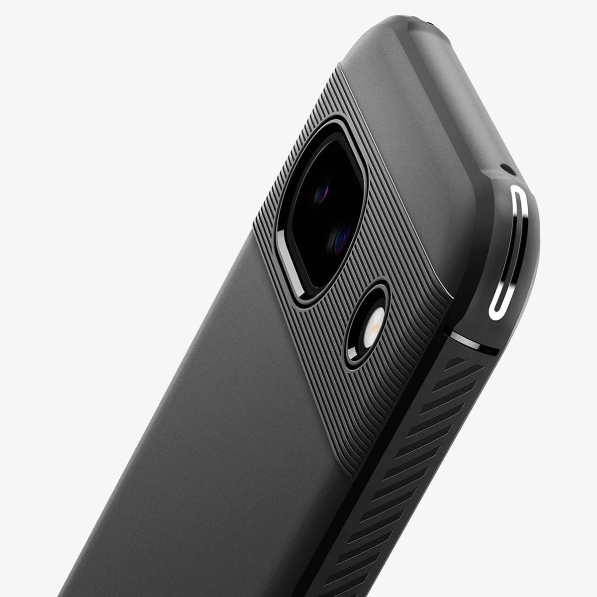 Primo piano di una custodia per telefono nera. Ha una parte superiore strutturata e un ritaglio per la fotocamera.