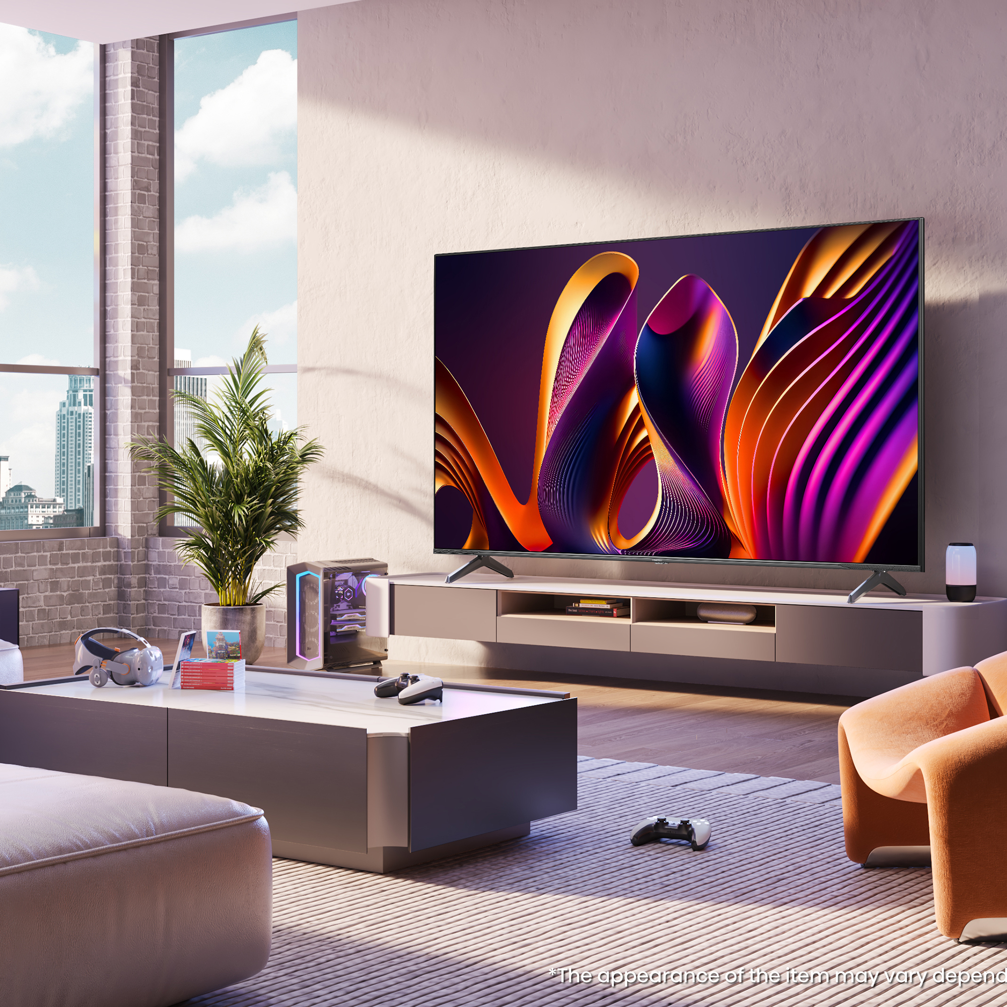 Woonkamer met grote tv op een console, planten en een bank. Zonlicht valt binnen.