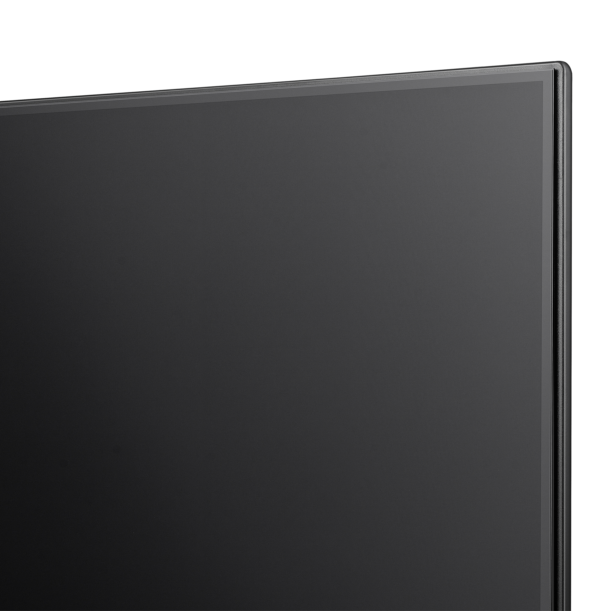 Primer plano de un televisor de pantalla plana negro y grande. La pantalla está apagada, reflejando un entorno oscuro.