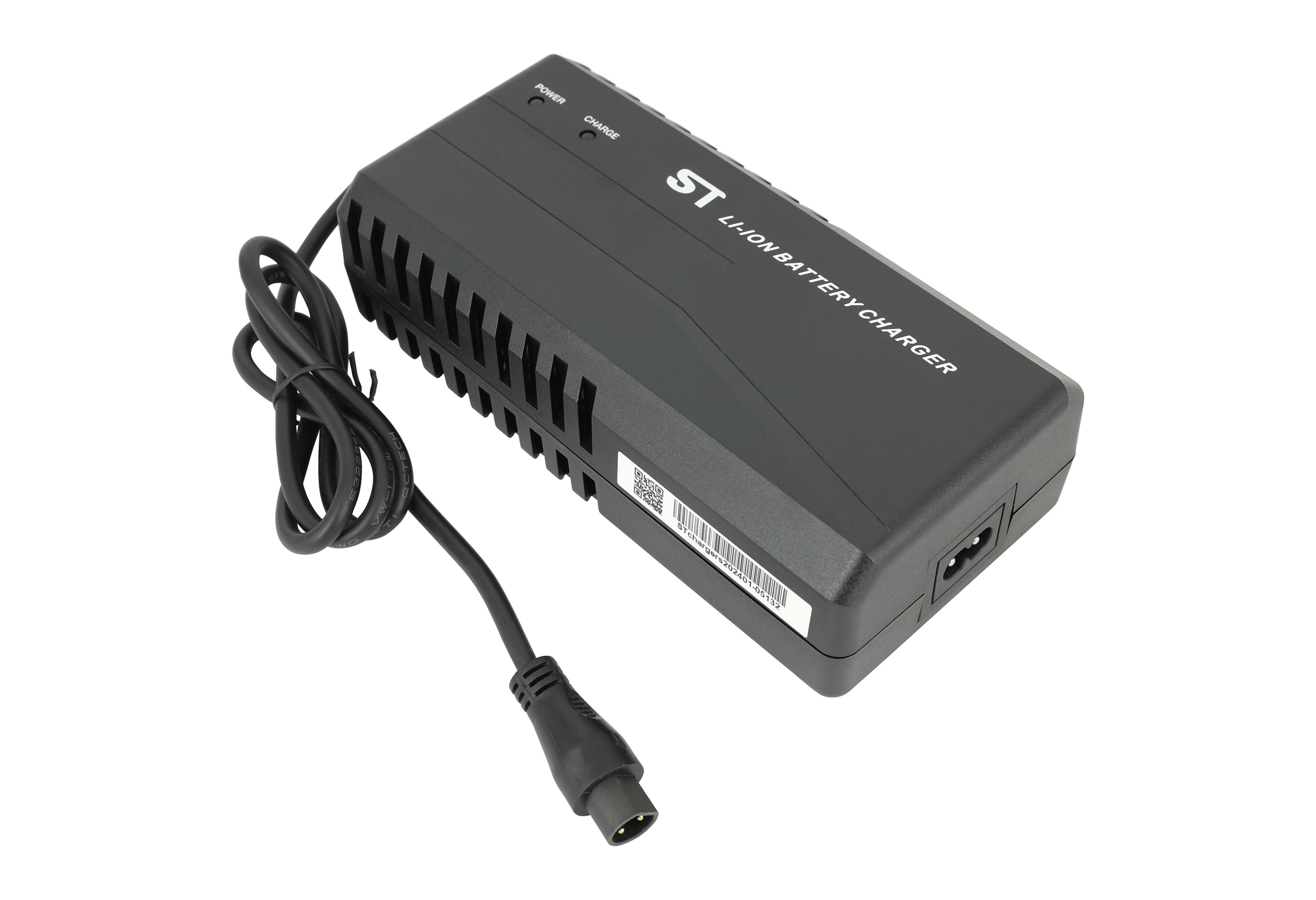 Schwarzes Li-Ionen-Akkuladegerät mit Netzkabel und Ausgangsanschluss.