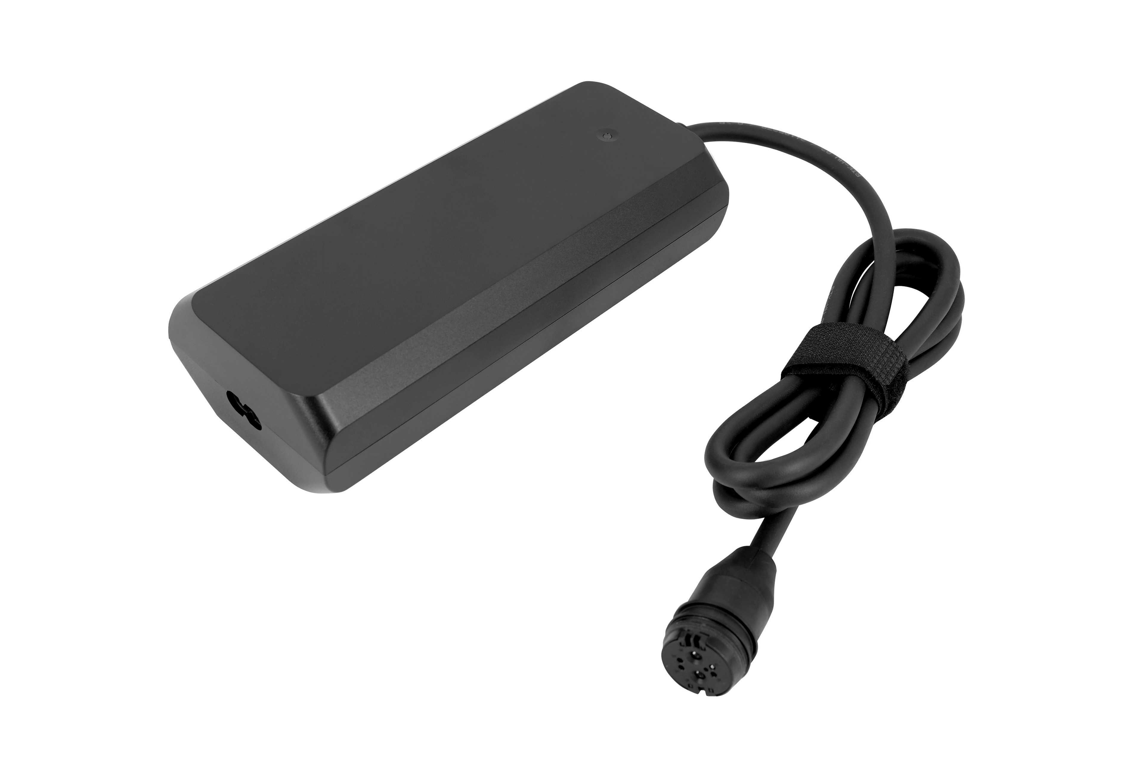Schwarzes Ladegerät mit Kabel. Das Ladegerät hat an einem Ende einen Stecker. Weißer Hintergrund.
