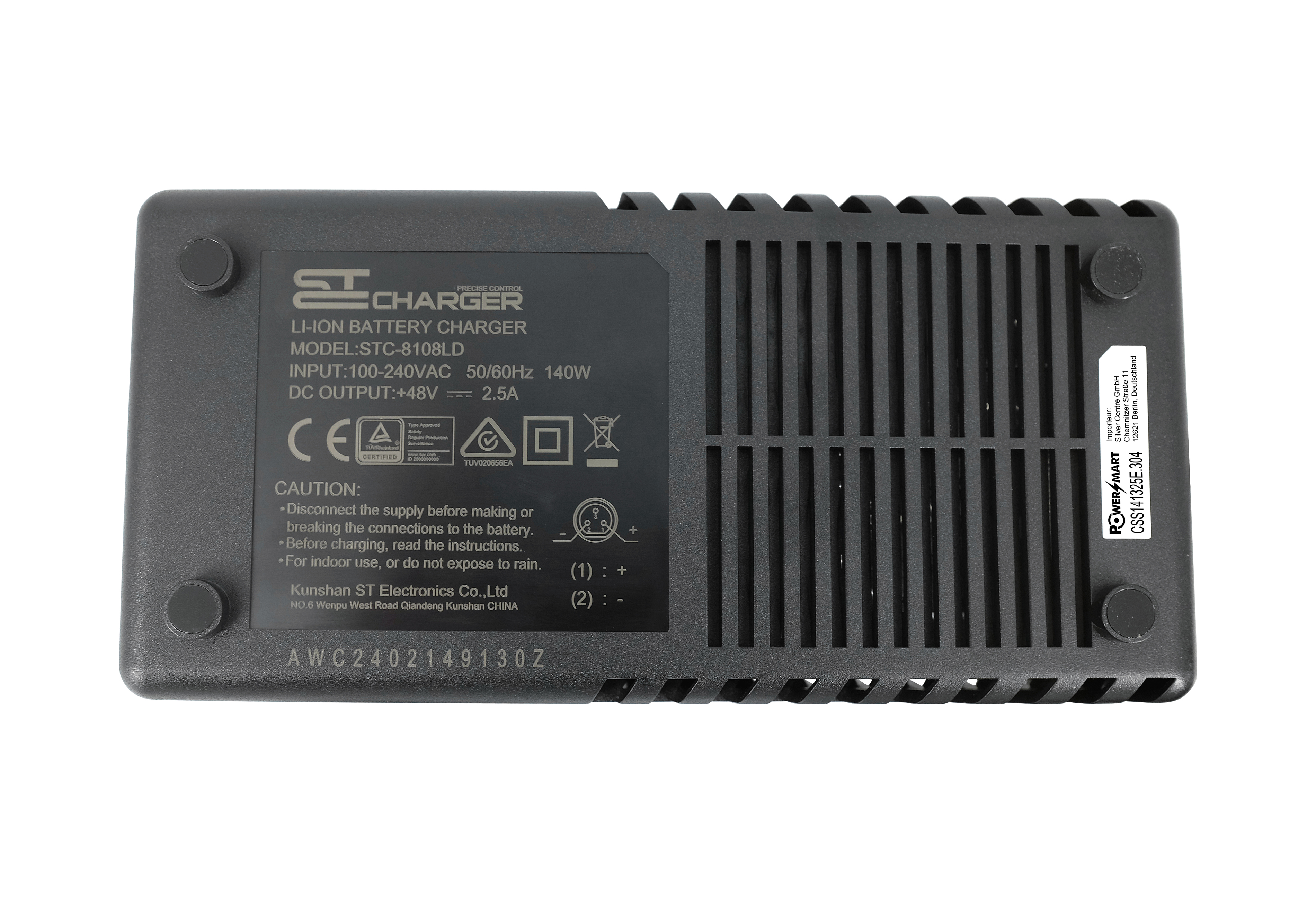 Schwarzes Li-Ionen-Batterieladegerät, Draufsicht, mit Produktinfo. Weißer Hintergrund.