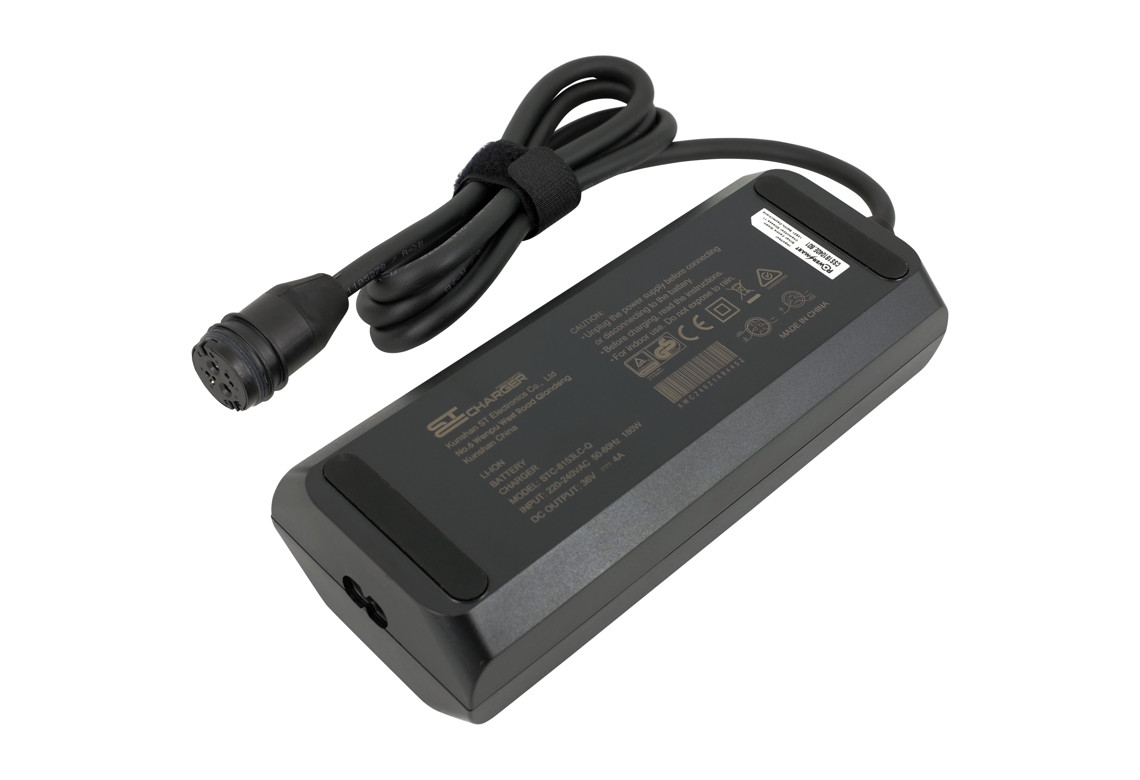 Schwarzes Ladegerät mit Kabel und Stecker, isoliert auf Weiß.