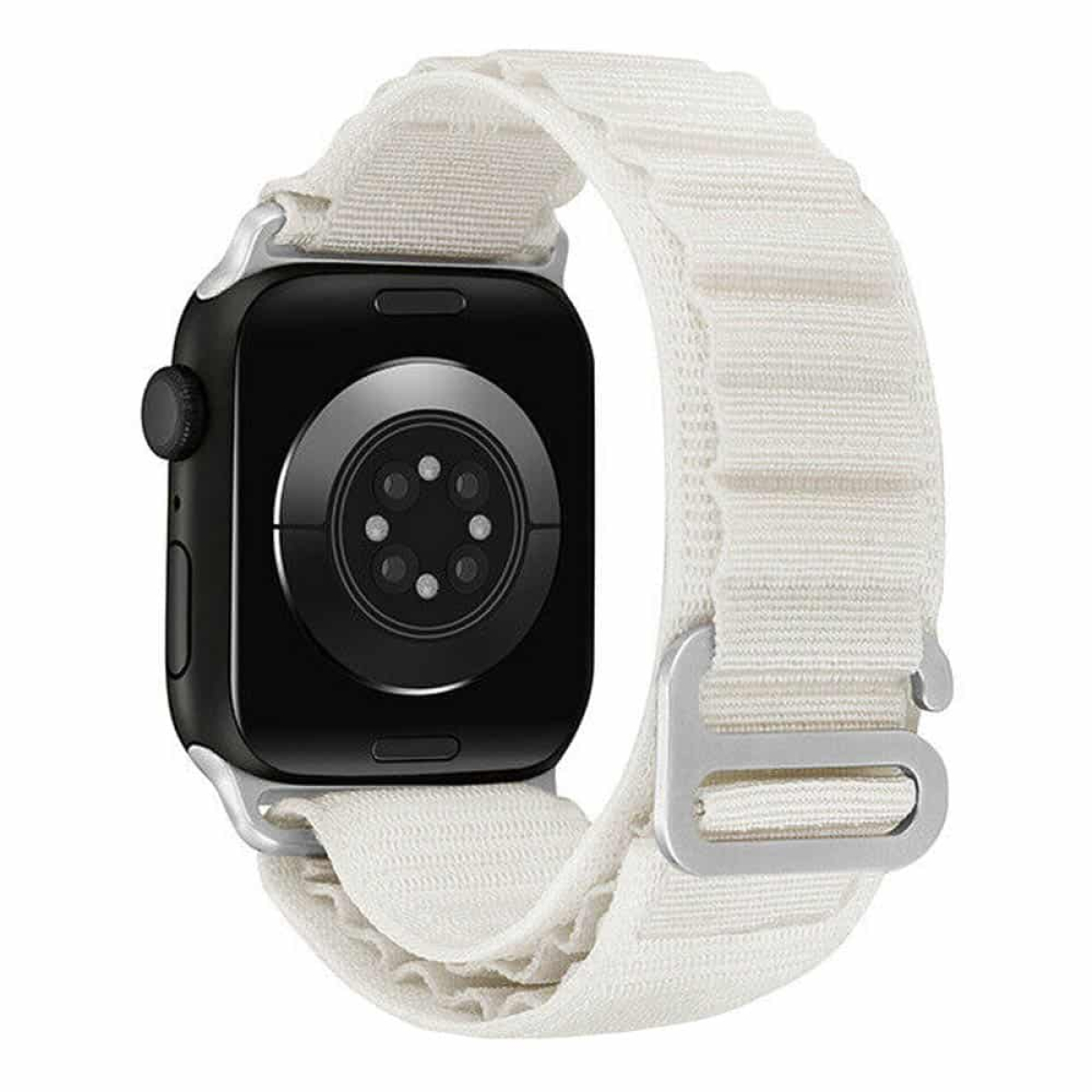 Schwarze Apple Watch mit weißem Stoffarmband. Metallverschluss. Weißer Hintergrund.