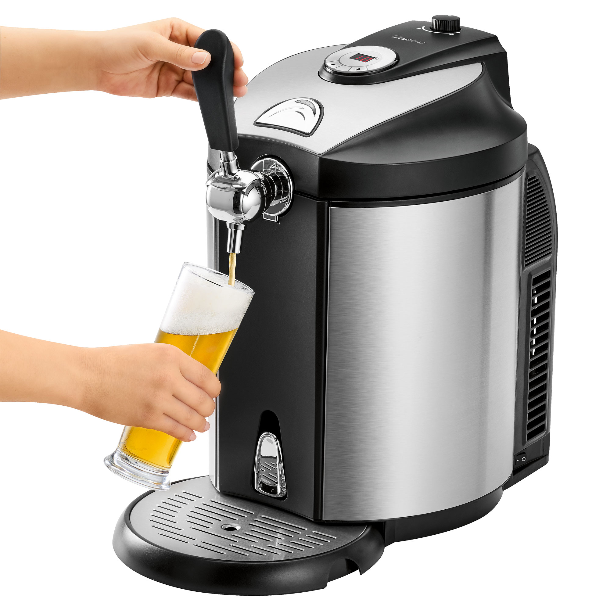 Osoba nalewa piwo z kranu do szklanki. Po prawej stronie znajduje się automat do piwa.